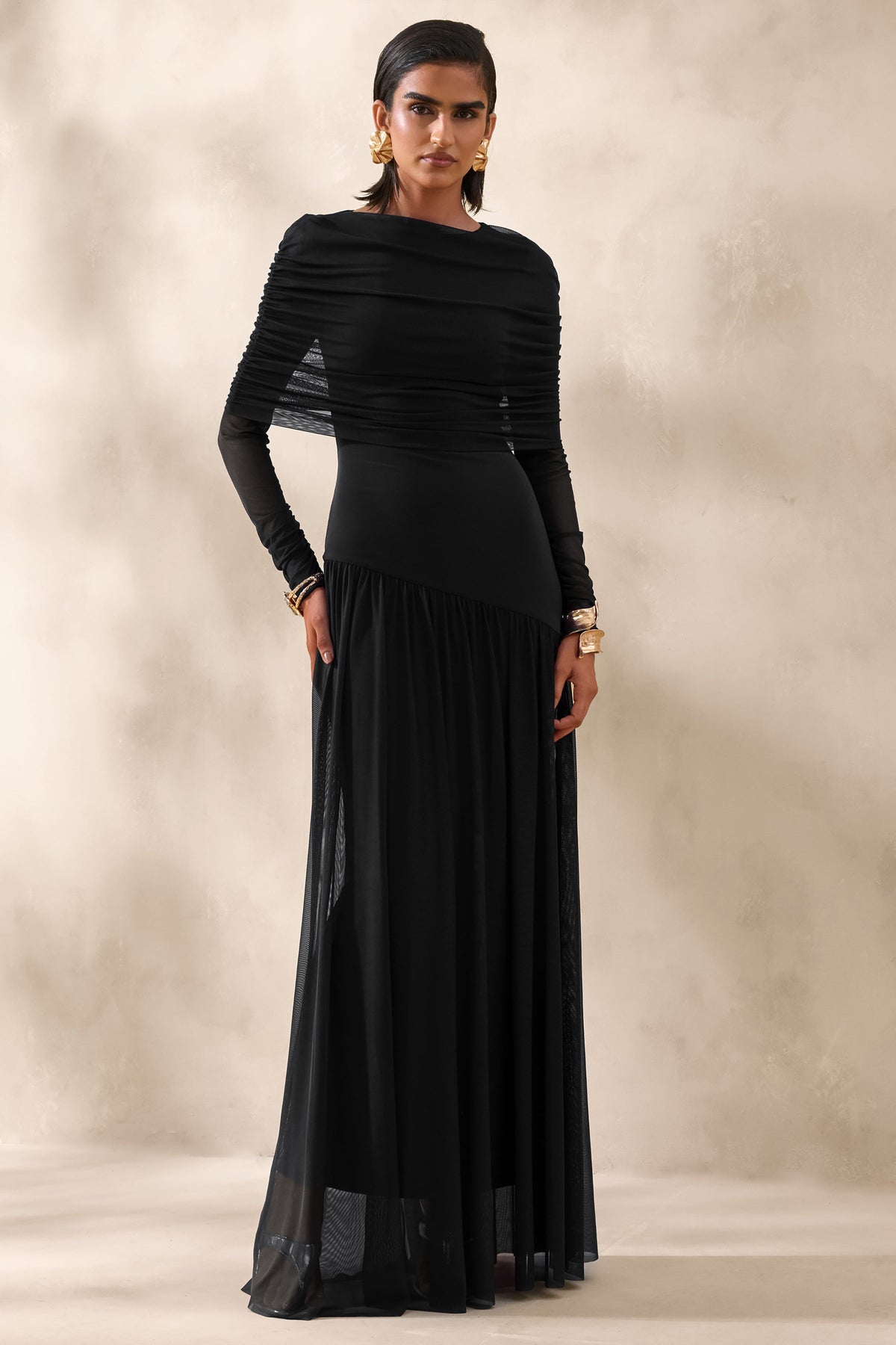 Enalia | Robe longue noire en mesh à encolure fendue avec cape courte