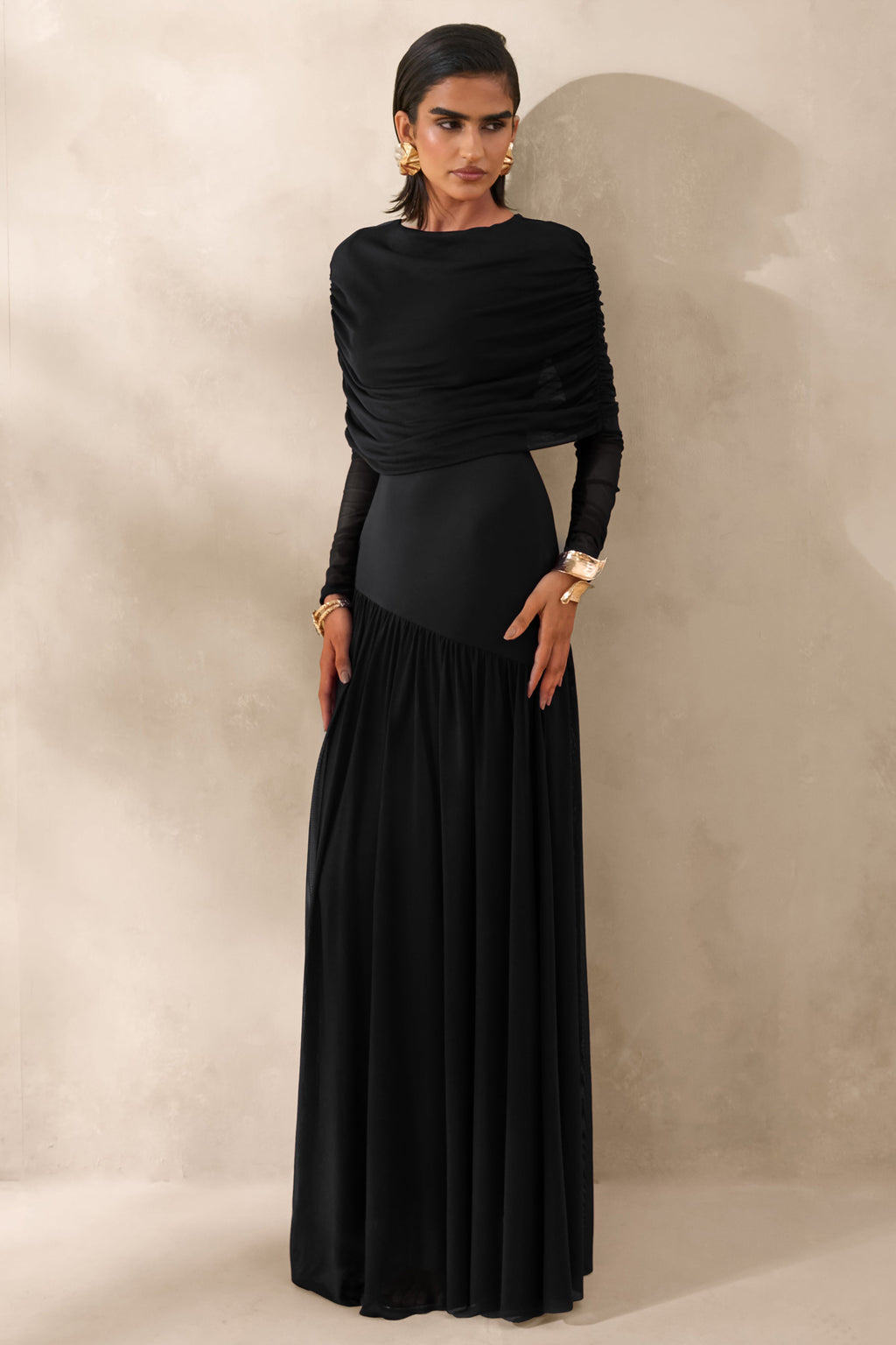 Enalia | Robe longue noire en mesh à encolure fendue avec cape courte