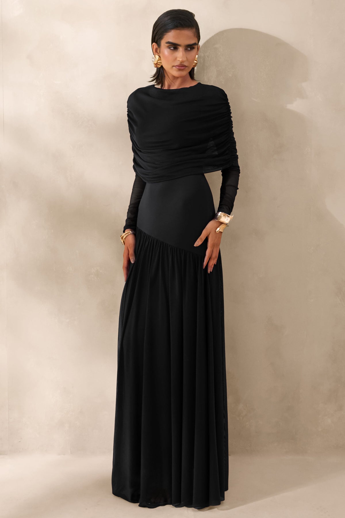 Enalia | Robe longue noire en mesh à encolure fendue avec cape courte