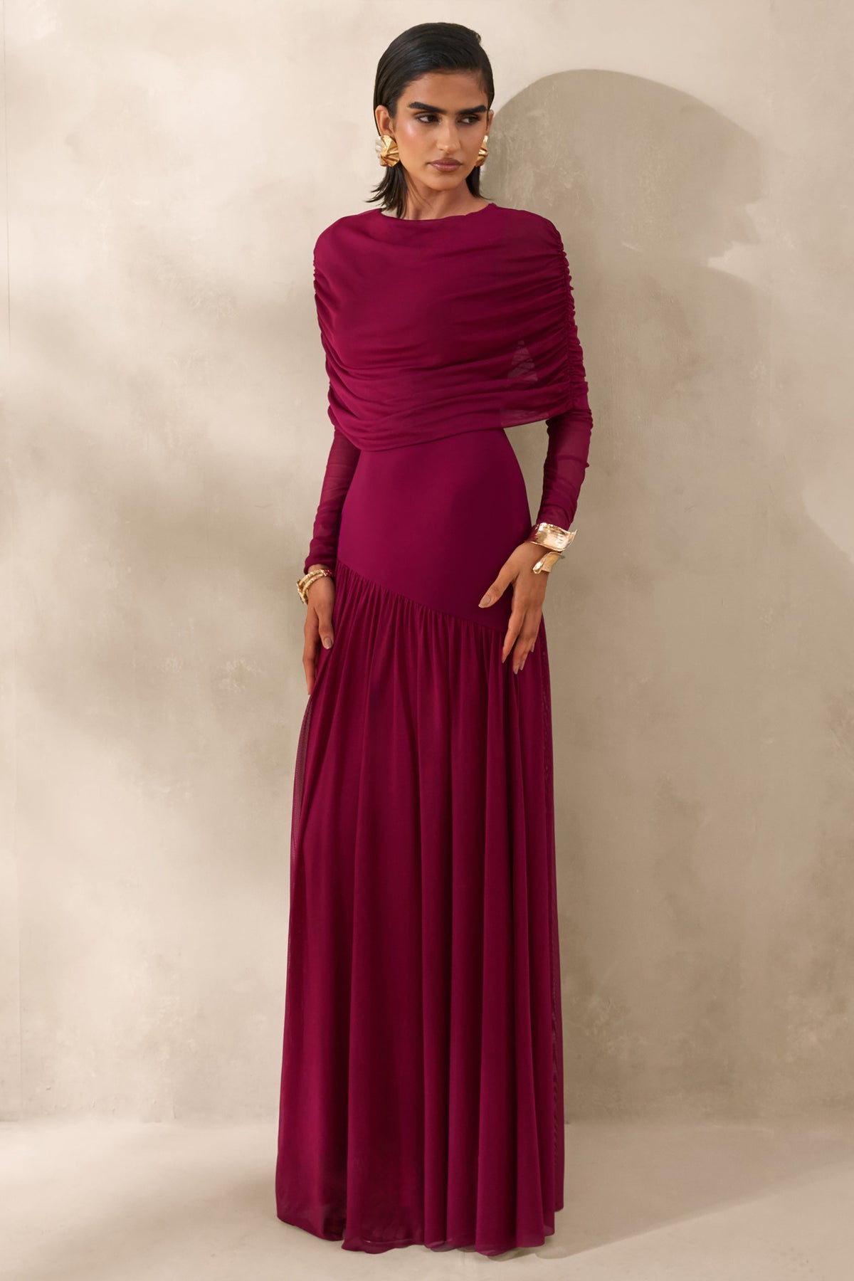 Enalia | Robe longue en mesh bordeaux à encolure haute avec cape courte