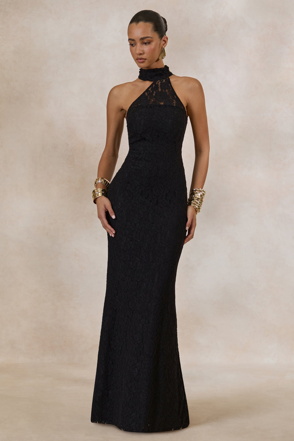 Almaria | Robe longue noire en dentelle à encolure asymétrique avec détail col