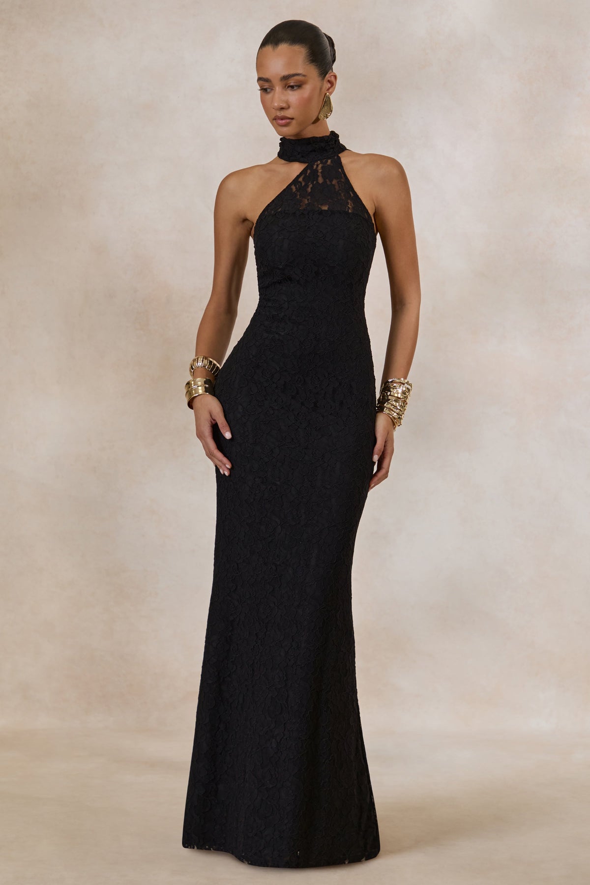 Almaria | Robe longue noire en dentelle à encolure asymétrique avec détail col