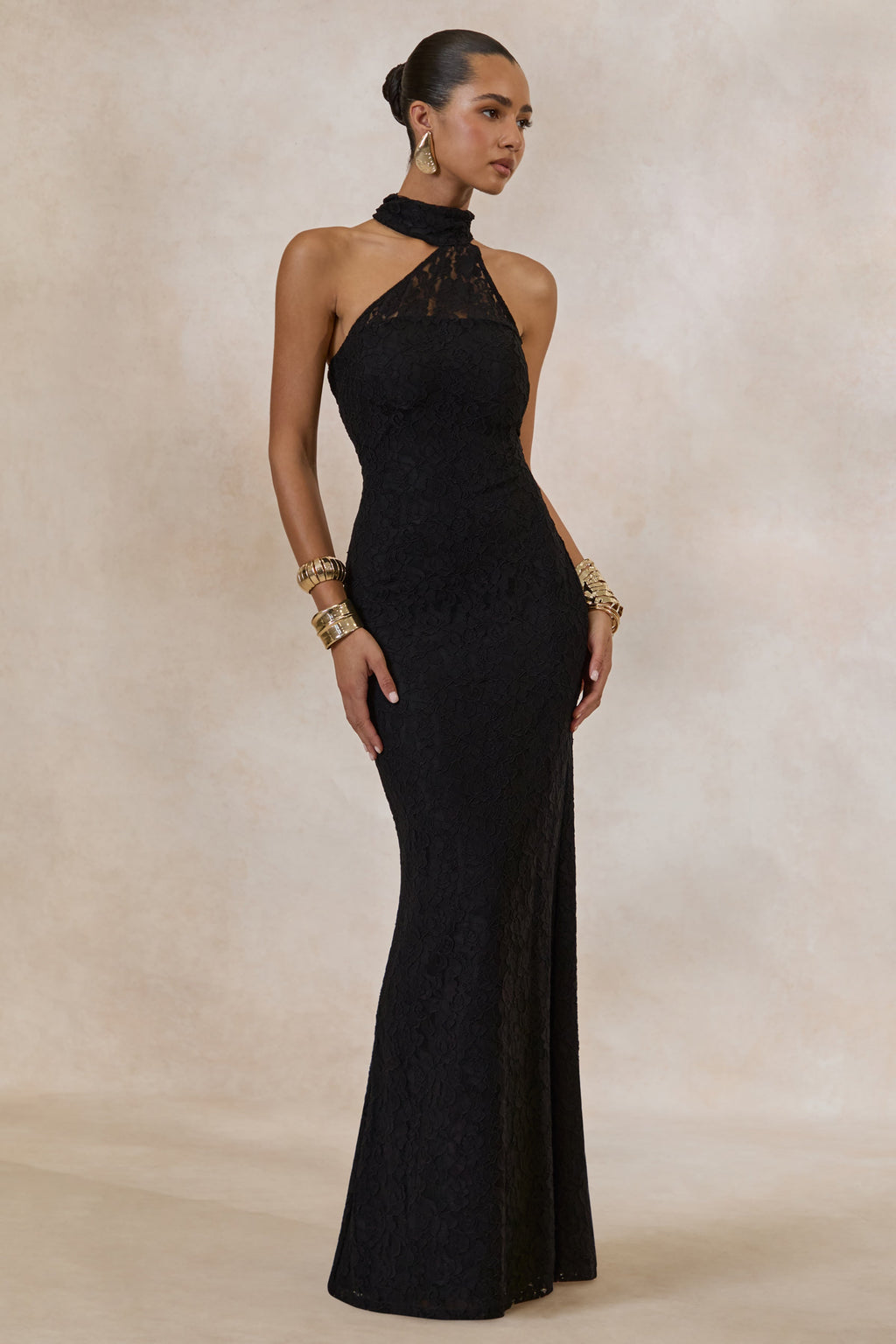 Almaria | Robe longue noire en dentelle à encolure asymétrique avec détail col