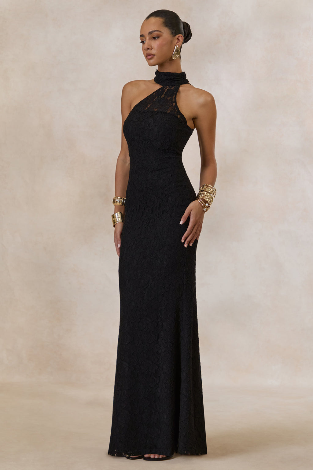 Almaria | Robe longue noire en dentelle à encolure asymétrique avec détail col