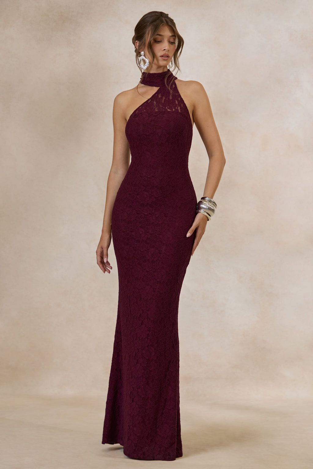 Almaria | Robe longue bordeaux en dentelle à encolure asymétrique avec détail col