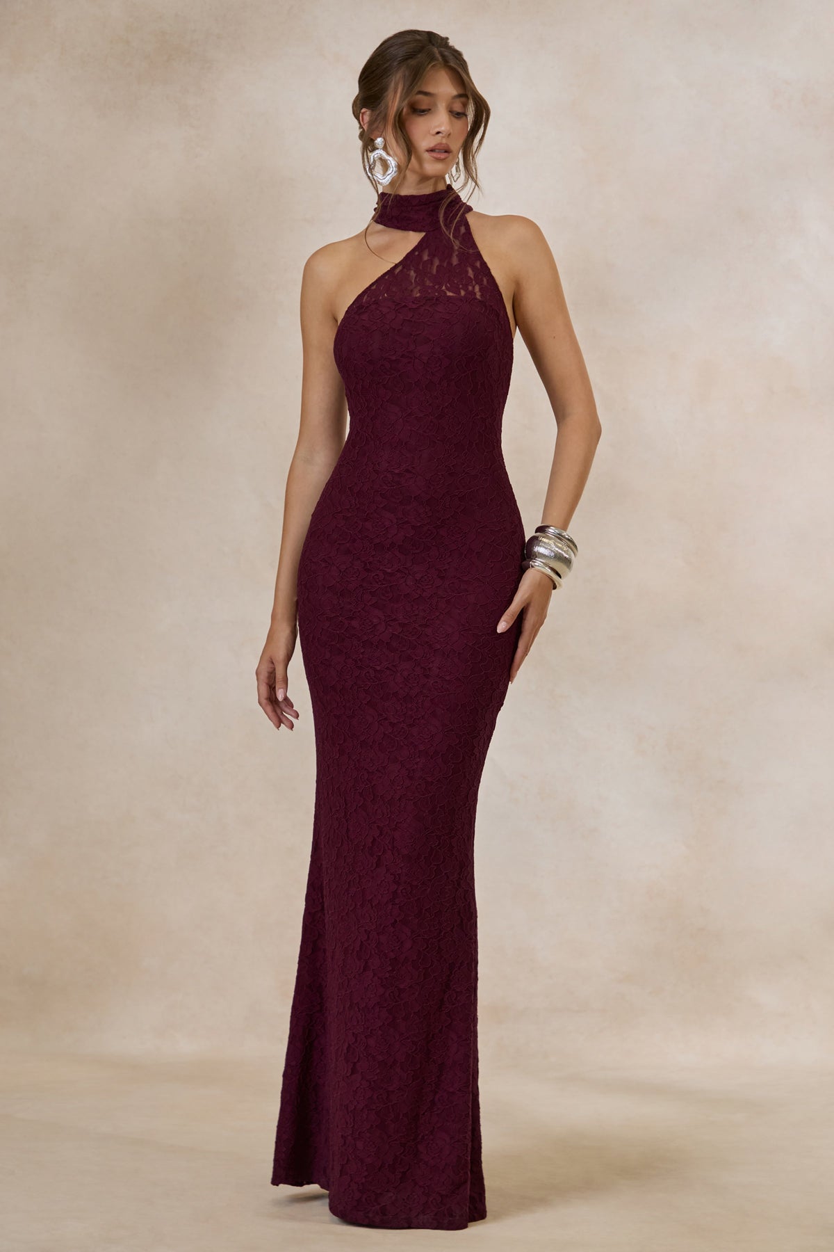 Almaria | Robe longue bordeaux en dentelle à encolure asymétrique avec détail col