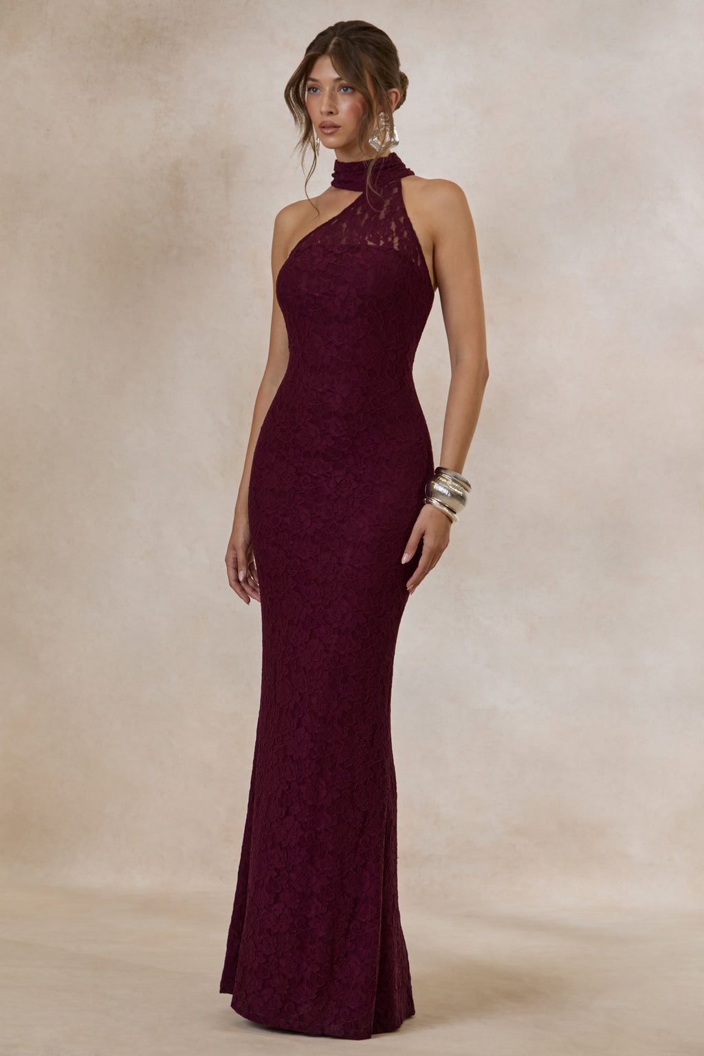 Almaria | Robe longue bordeaux en dentelle à encolure asymétrique avec détail col