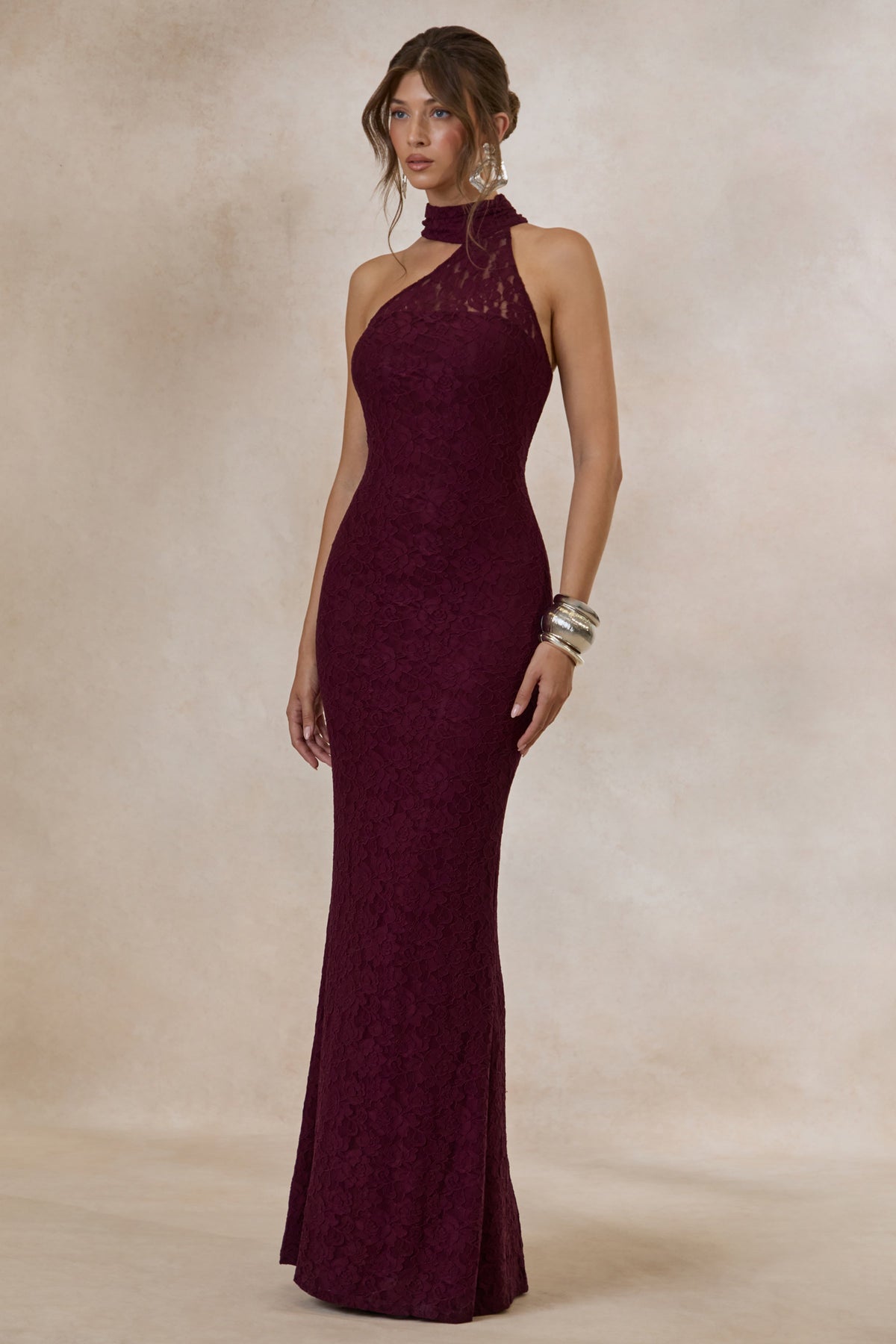 Almaria | Robe longue bordeaux en dentelle à encolure asymétrique avec détail col