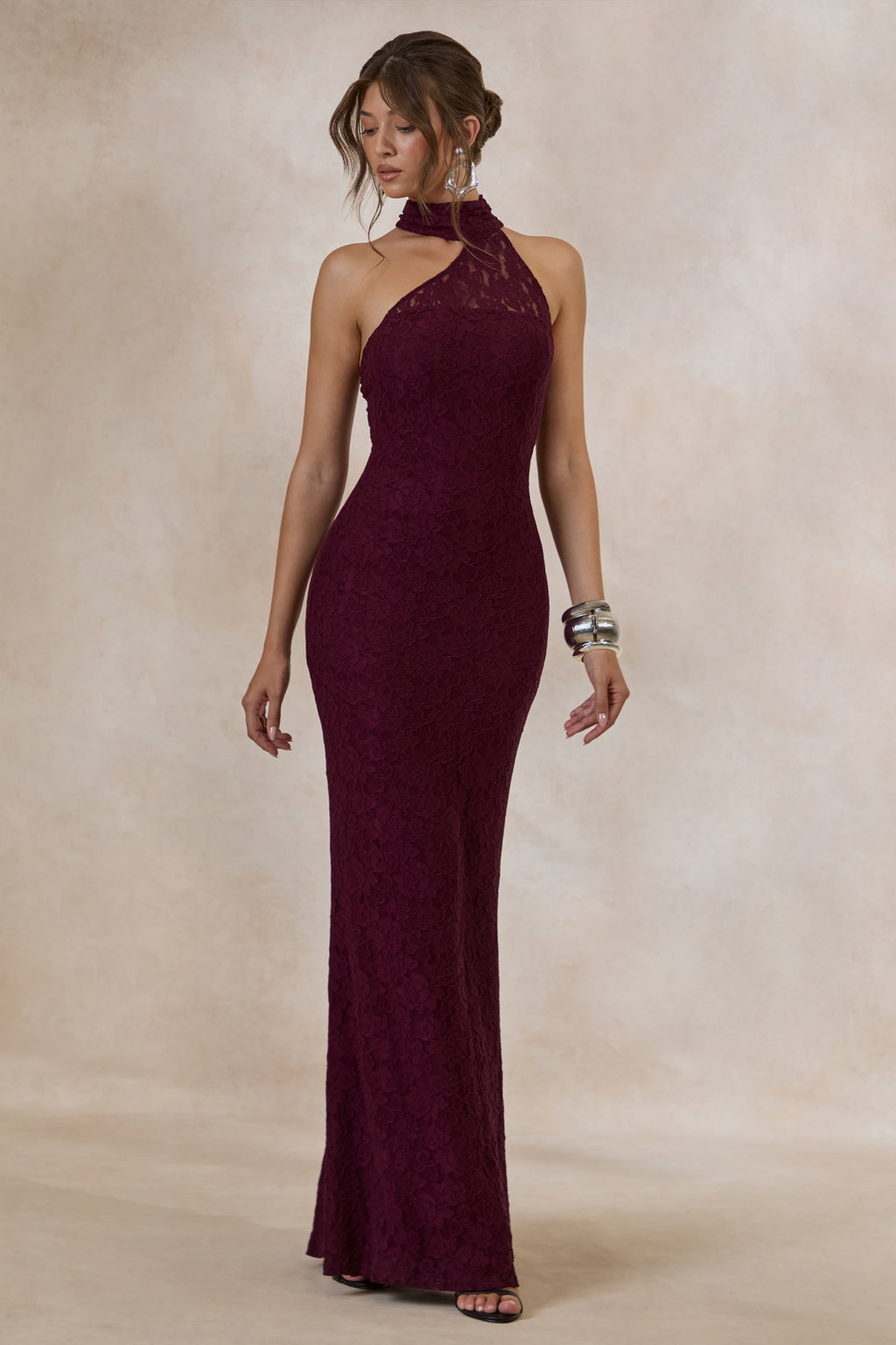 Almaria | Robe longue bordeaux en dentelle à encolure asymétrique avec détail col