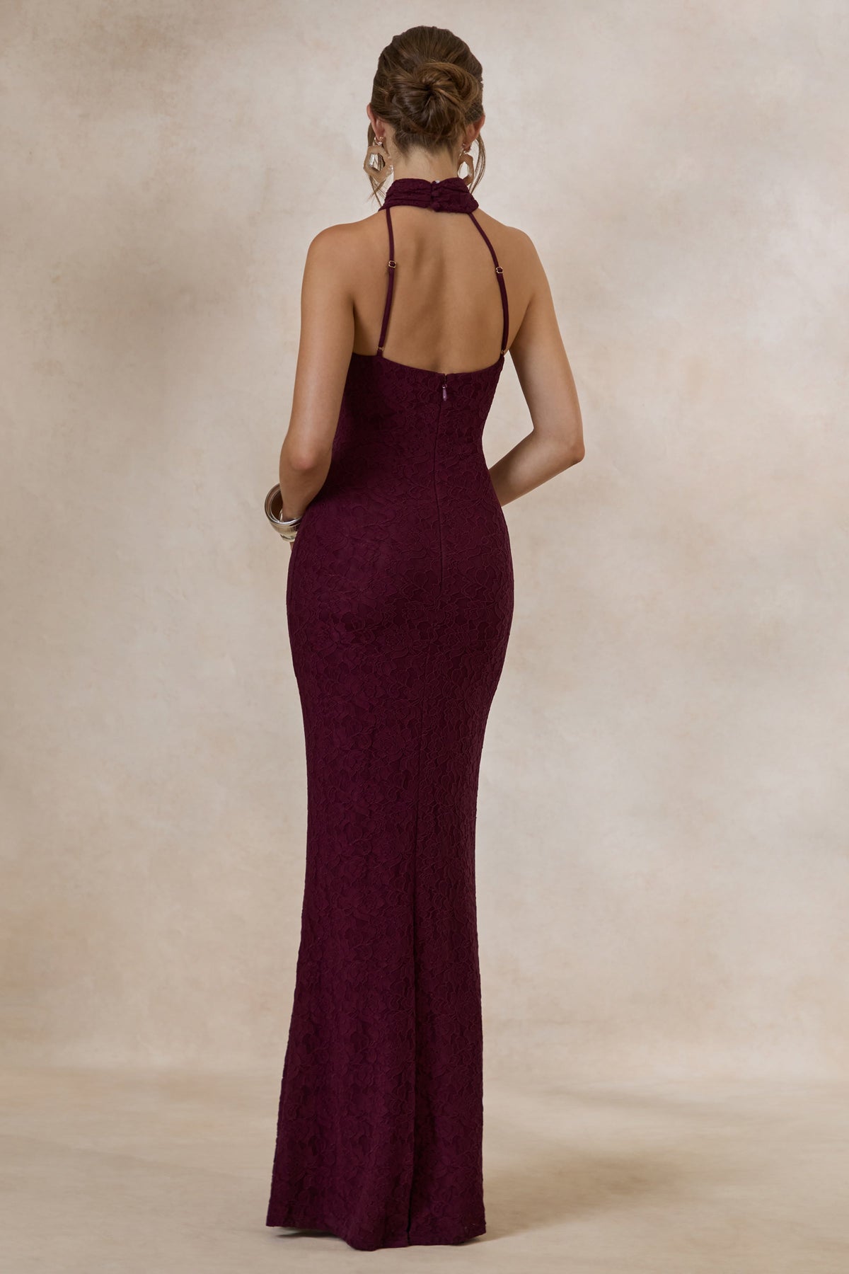 Almaria | Robe longue bordeaux en dentelle à encolure asymétrique avec détail col
