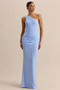 Arovia | Robe longue bleu poudré en satin à encolure asymétrique et détails drapés