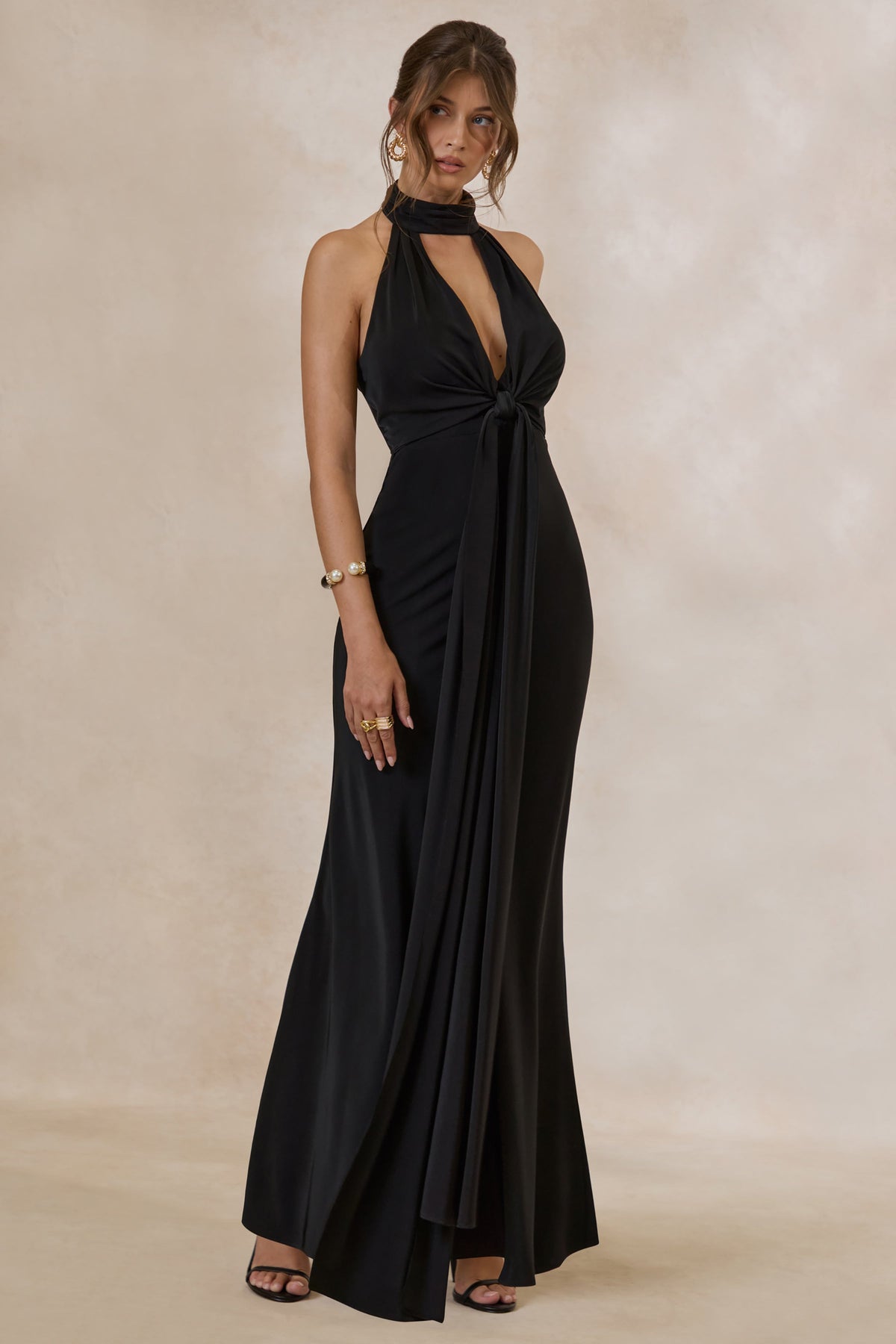 Canella | Robe longue en satin noir à col halter avec détail en ruban