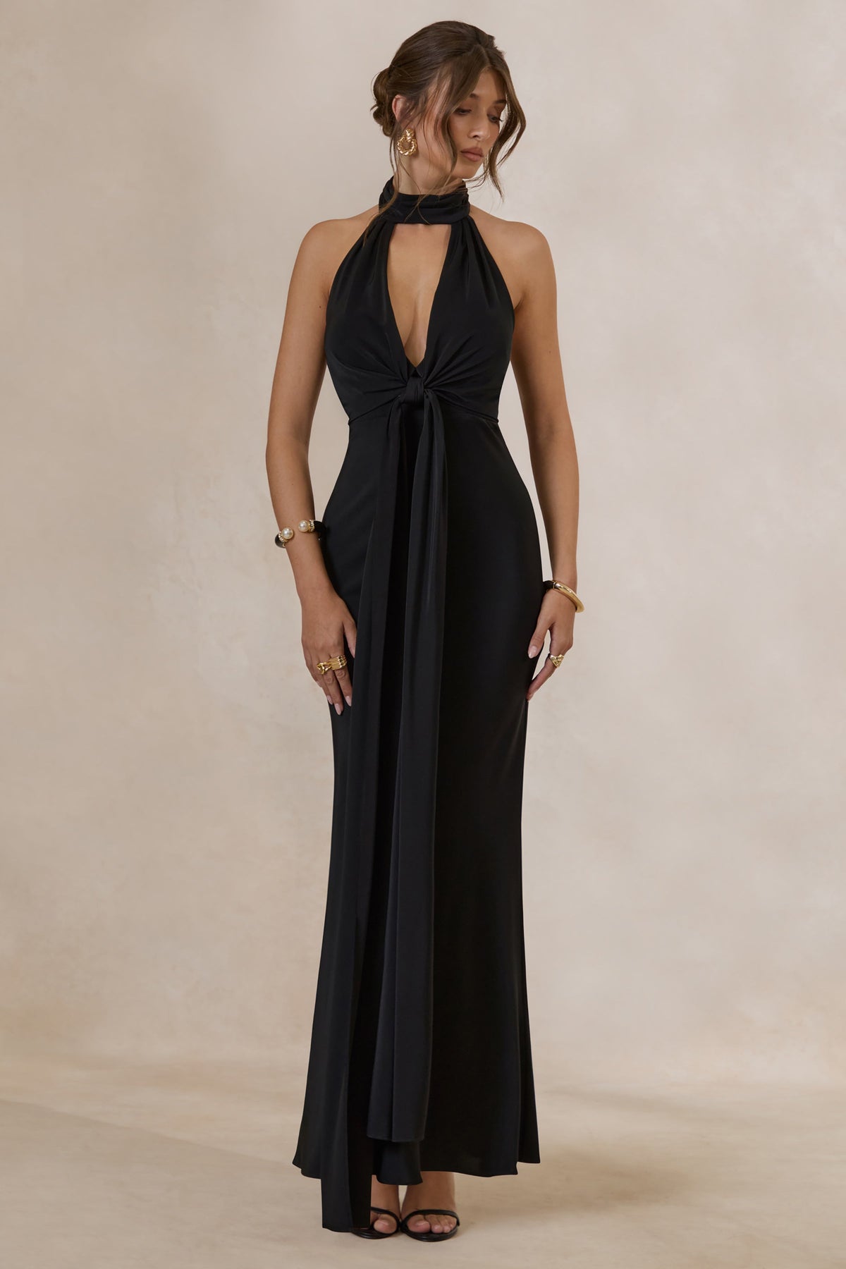 Canella | Robe longue en satin noir à col halter avec détail en ruban