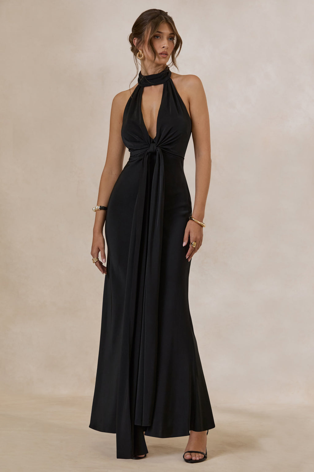 Canella | Robe longue en satin noir à col halter avec détail en ruban