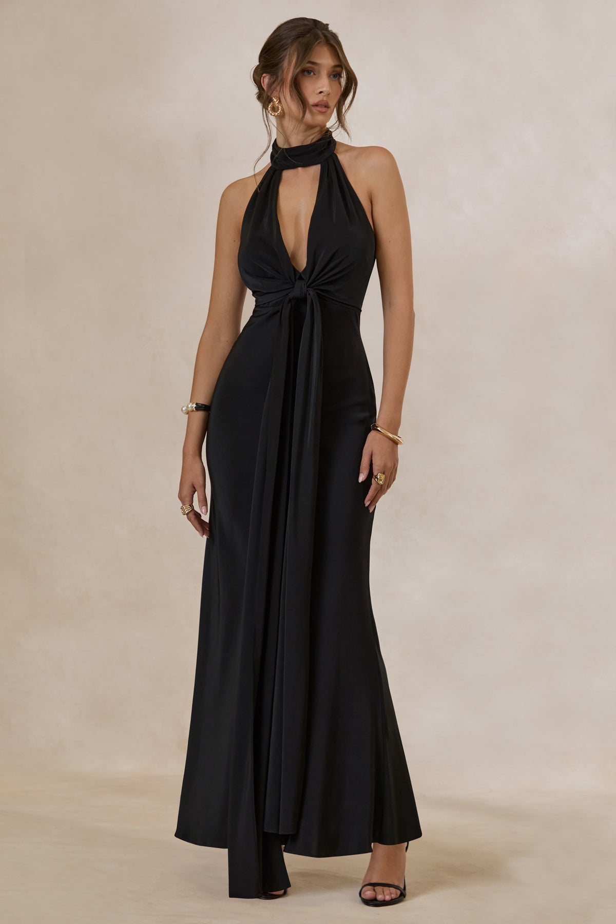 Canella | Robe longue en satin noir à col halter avec détail en ruban