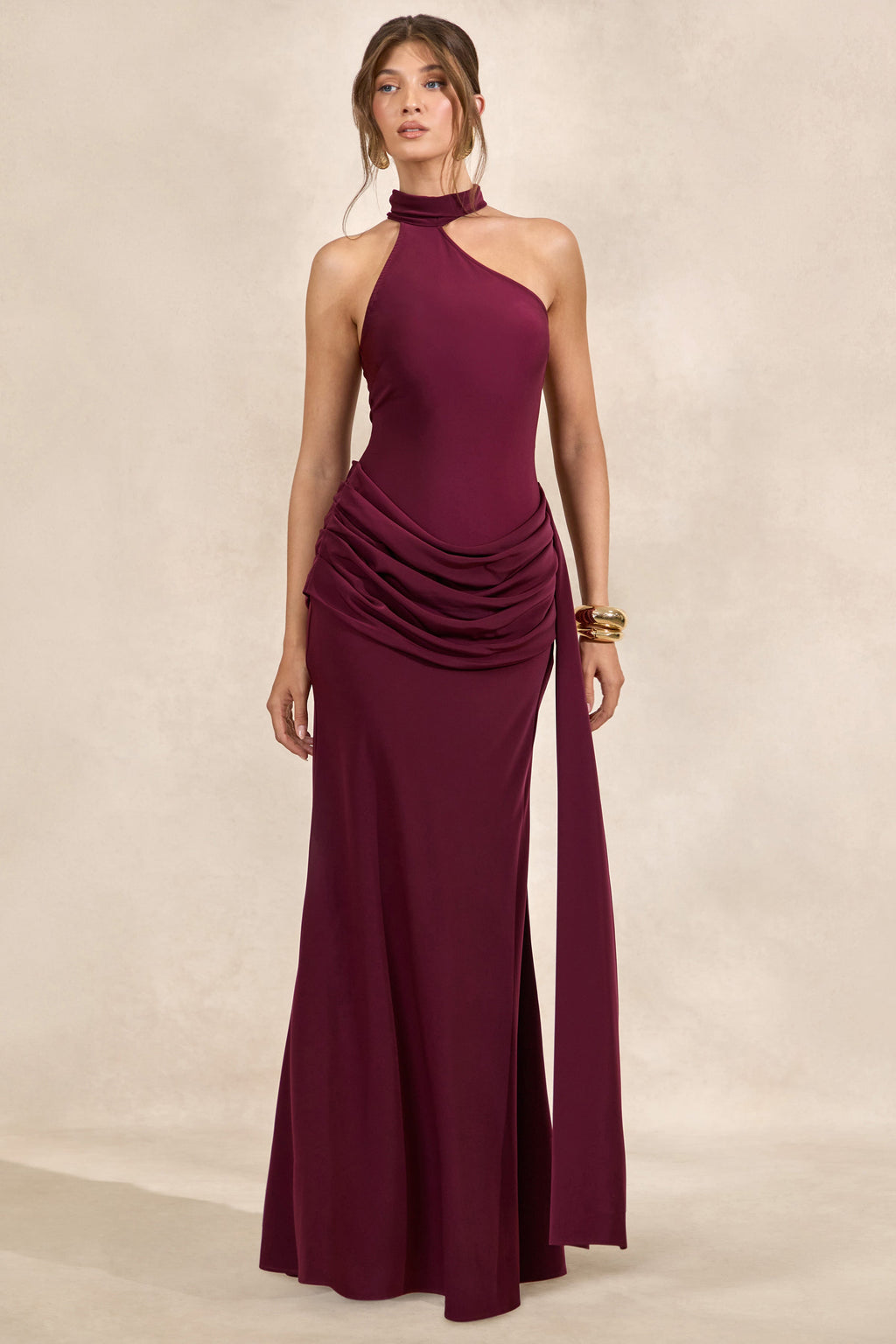 Aevina | Robe longue bordeaux en satin à encolure asymétrique et détail écharpe