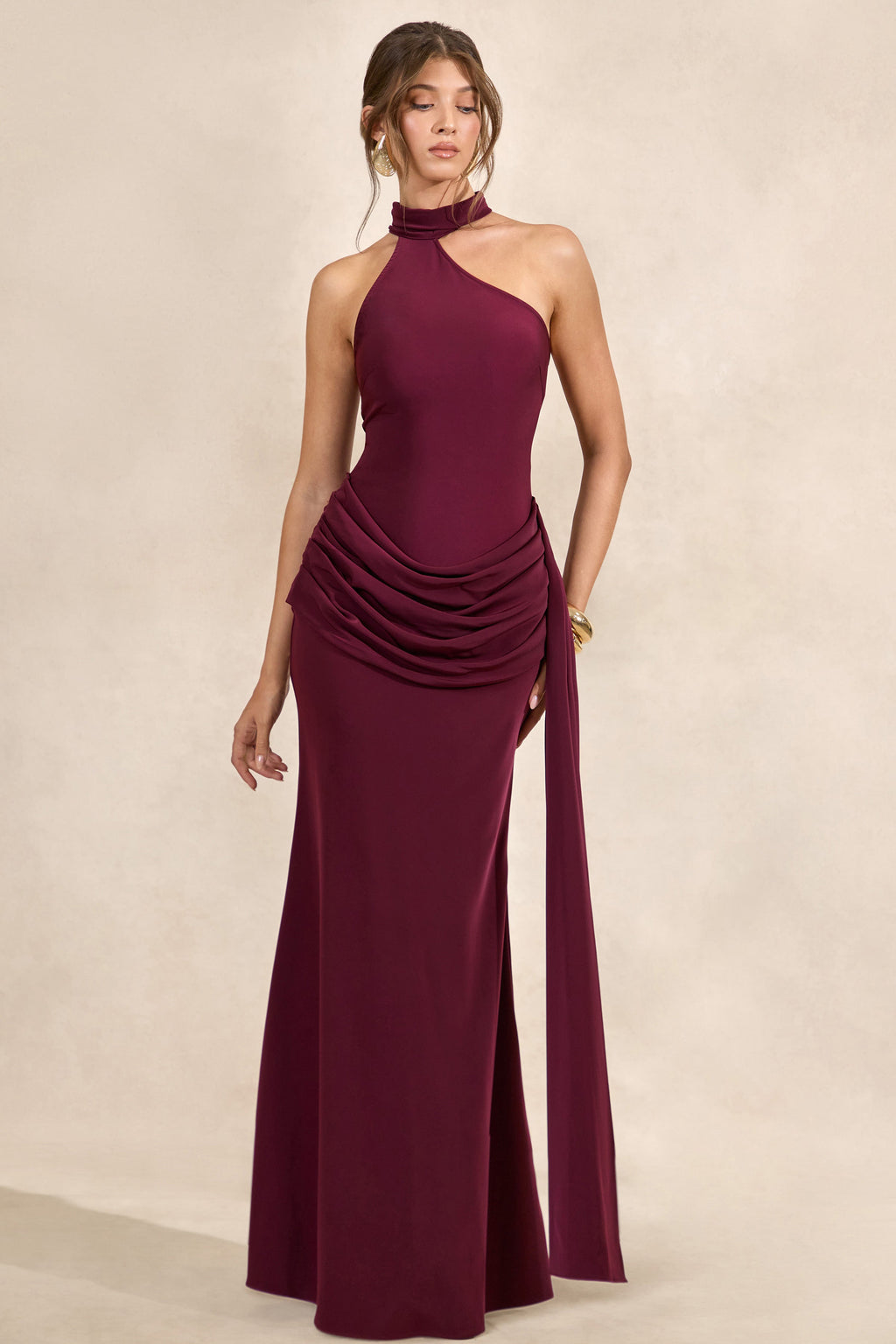 Aevina | Robe longue bordeaux en satin à encolure asymétrique et détail écharpe