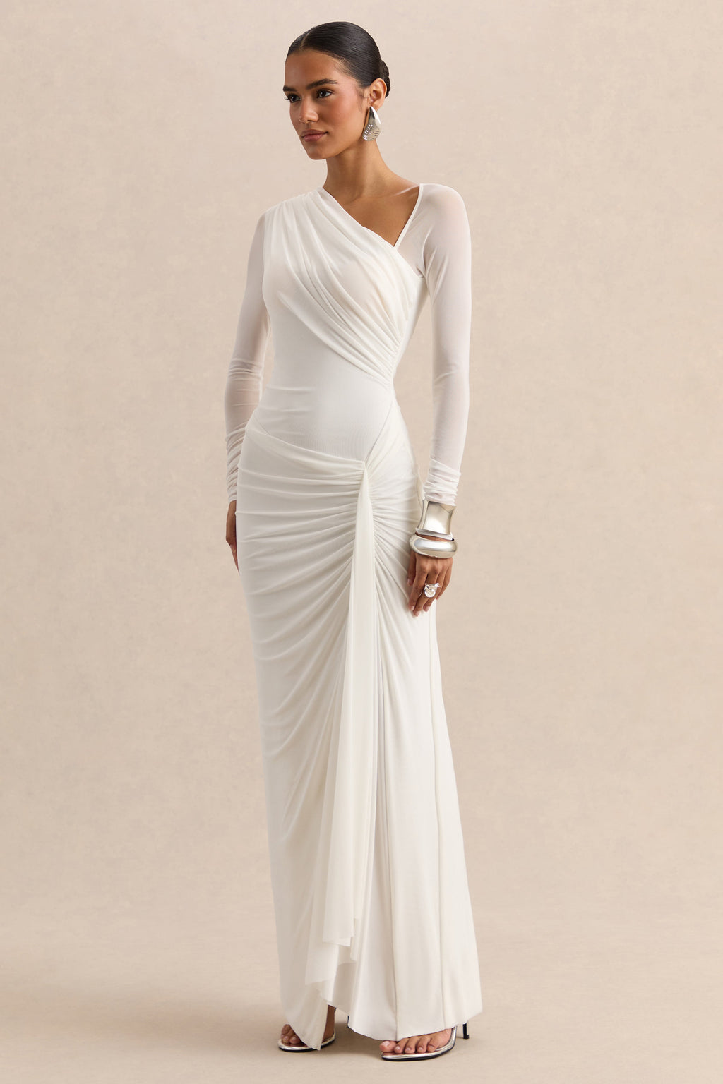Rimena | Robe longue blanche à encolure asymétrique avec détails froncés et manches longues en mesh