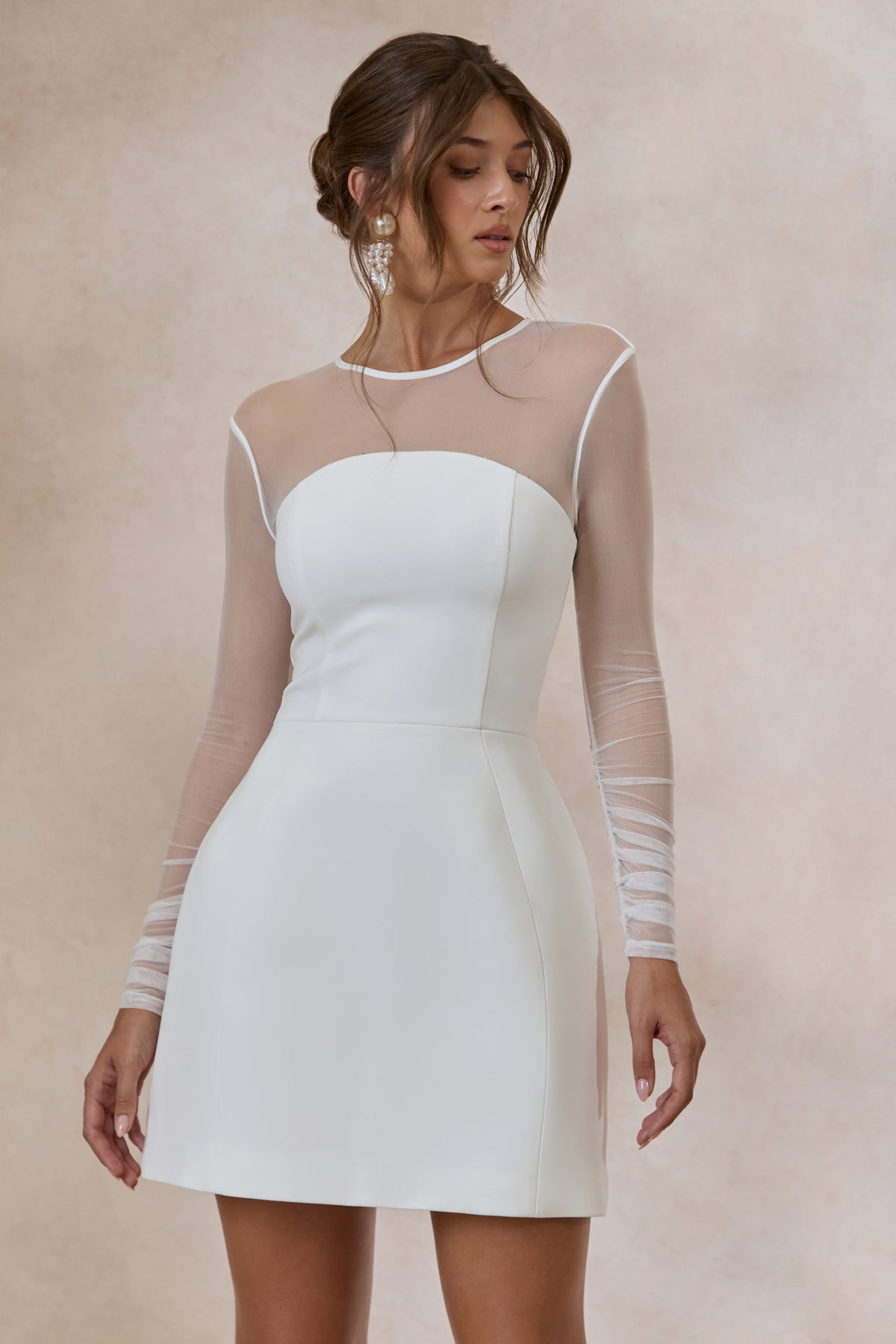 Unveila | Mini-robe blanche à encolure ronde avec détails en mesh