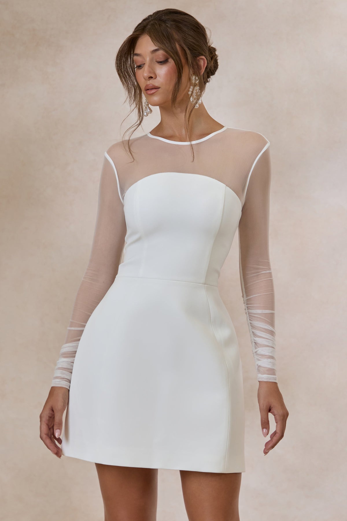 Unveila | Mini-robe blanche à encolure ronde avec détails en mesh