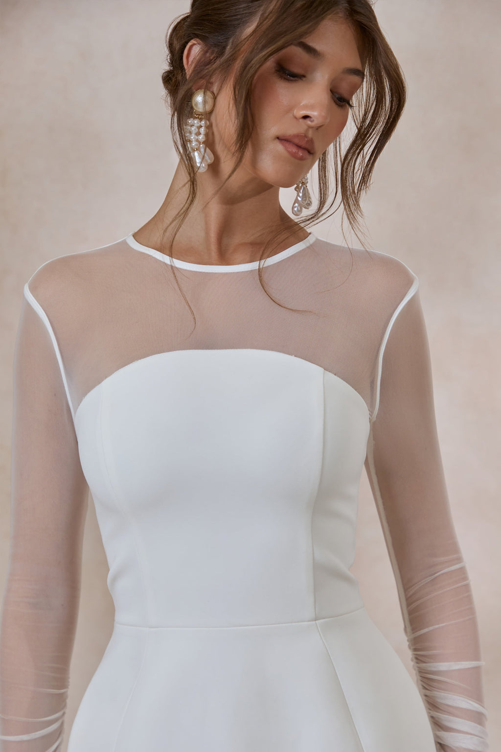 Unveila | Mini-robe blanche à encolure ronde avec détails en mesh