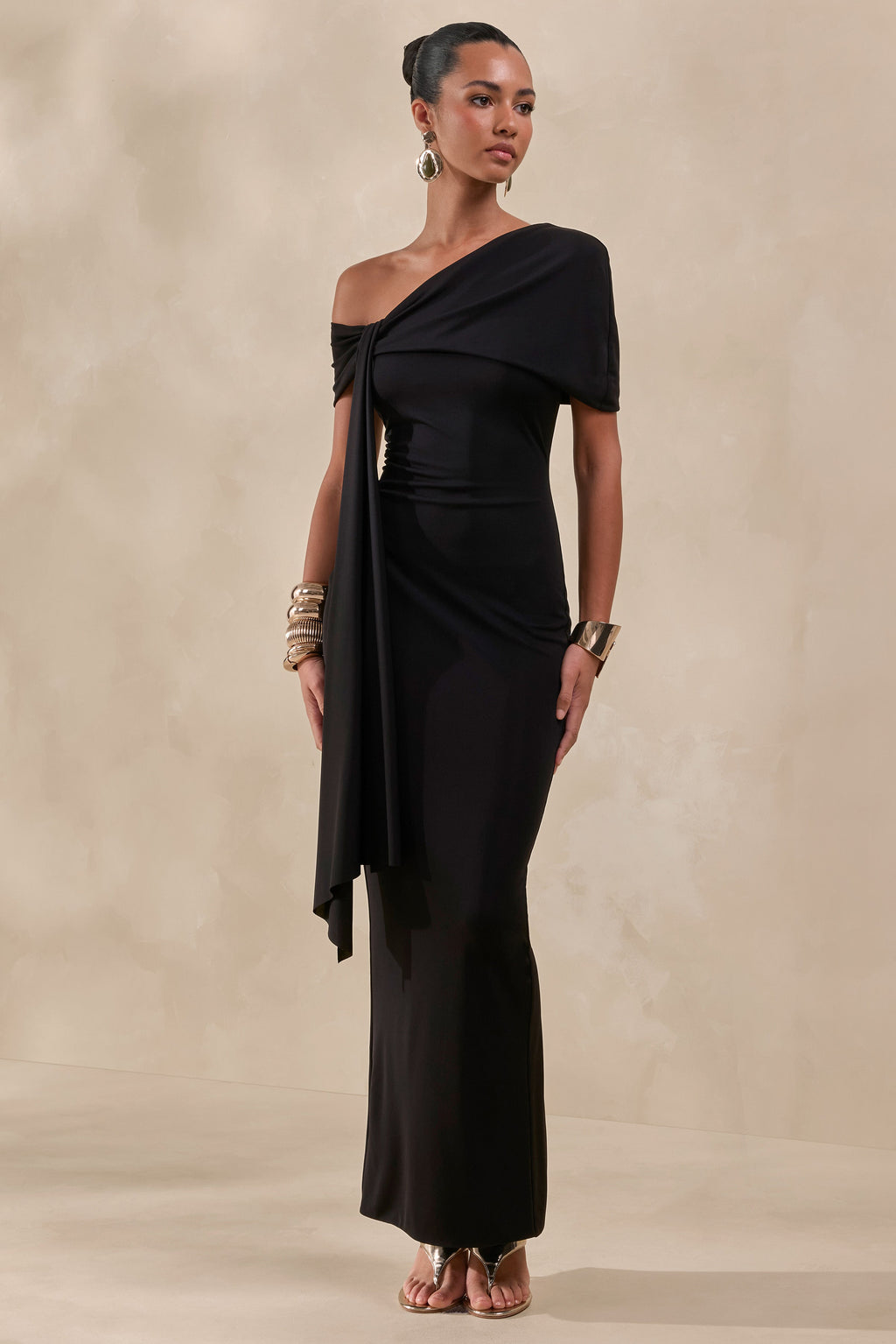Esalina | Robe Longue Noire à Col Asymétrique Avec Ceinture