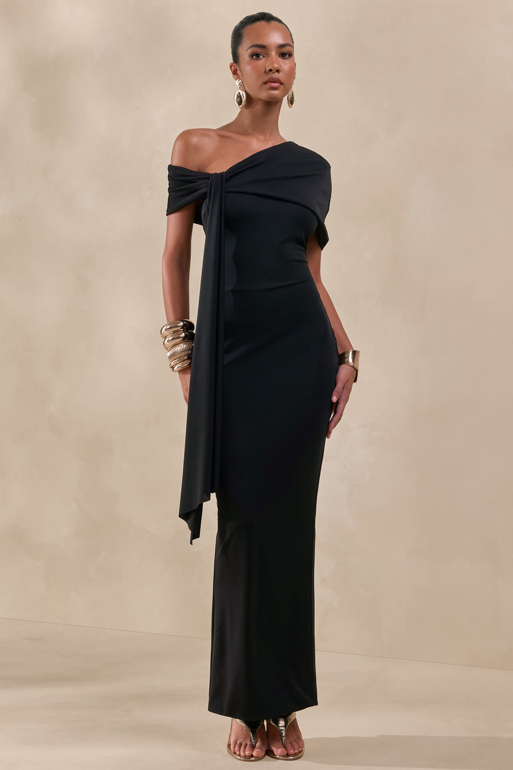 Esalina | Robe Longue Noire à Col Asymétrique Avec Ceinture