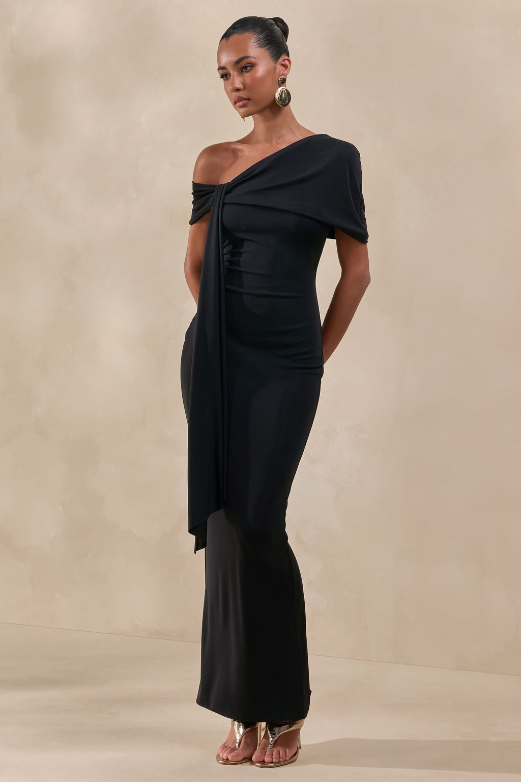 Esalina | Robe Longue Noire à Col Asymétrique Avec Ceinture