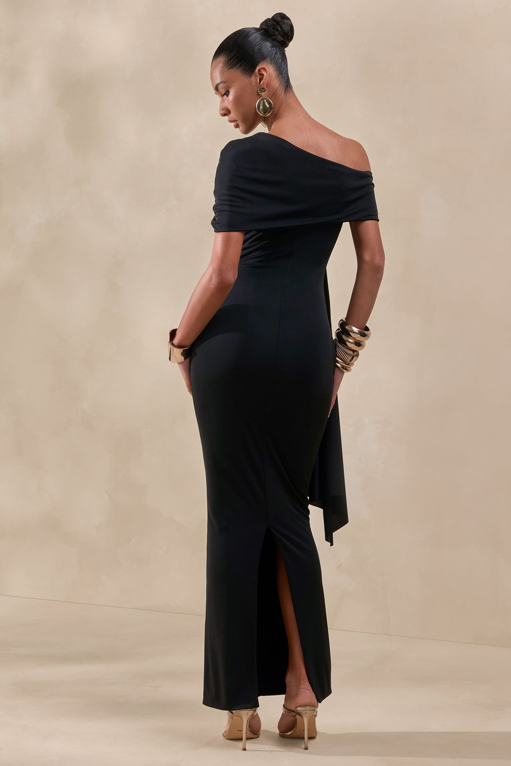 Esalina | Robe Longue Noire à Col Asymétrique Avec Ceinture