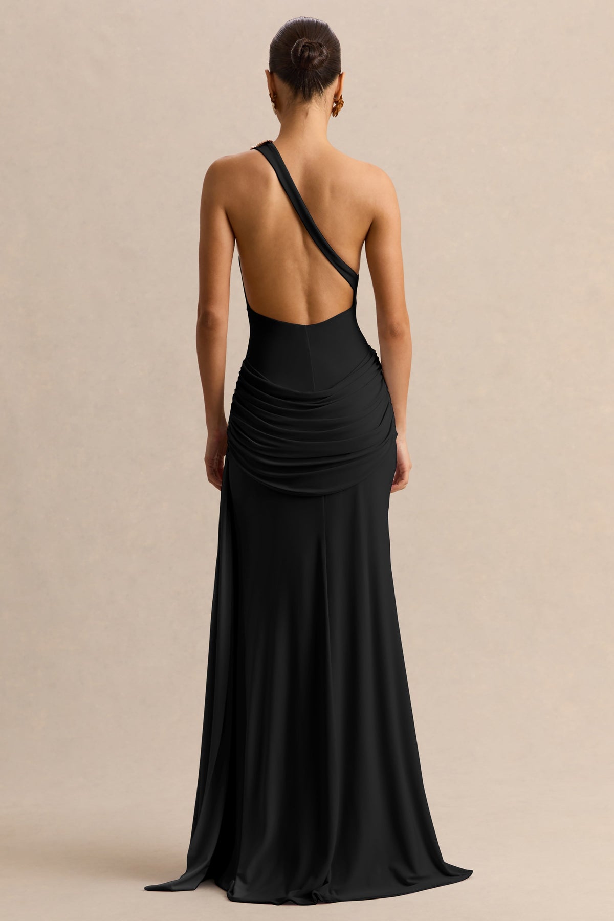 Belrose | Robe longue noire à encolure asymétrique avec détail doré et haute fente à l’avant
