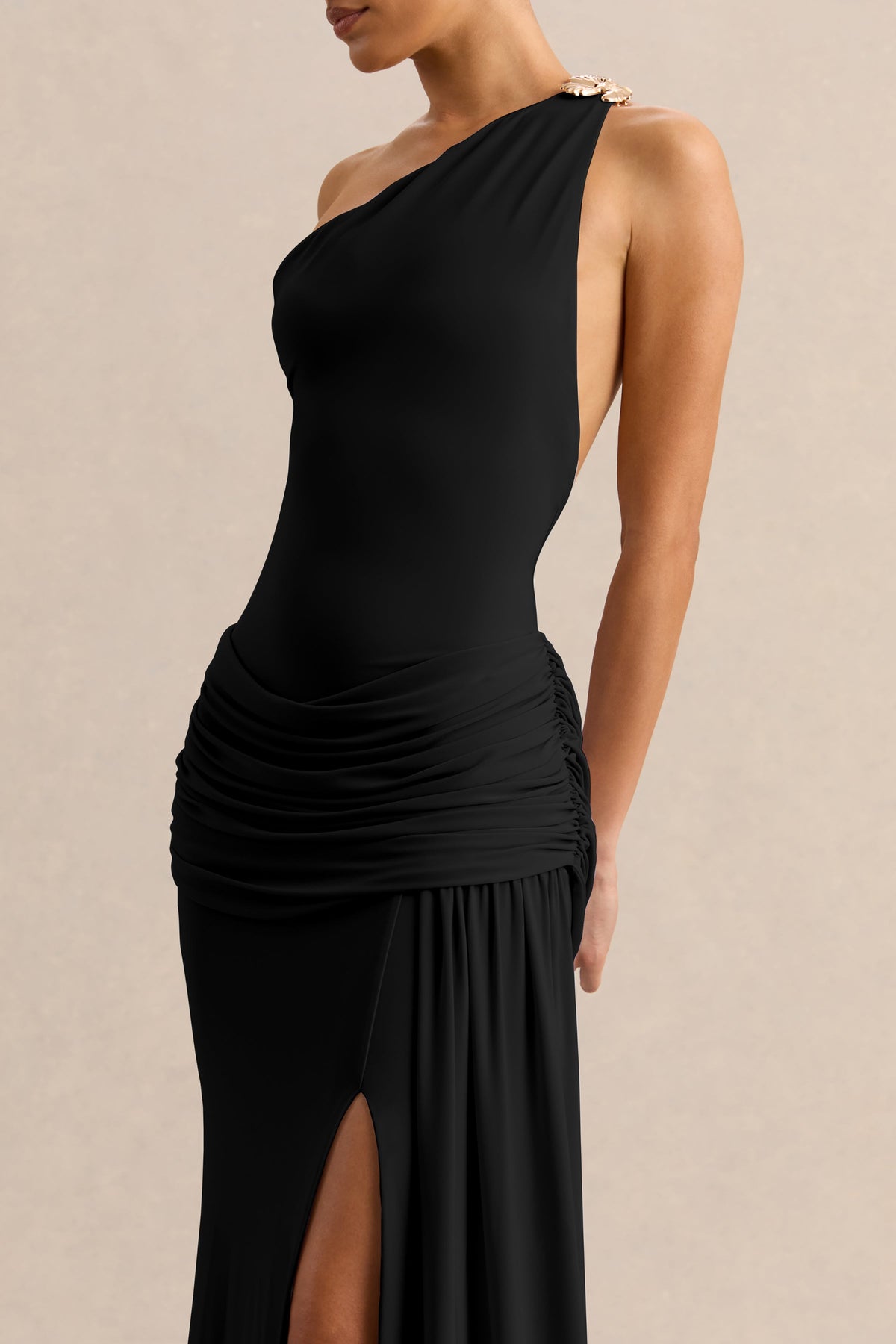 Belrose | Robe longue noire à encolure asymétrique avec détail doré et haute fente à l’avant