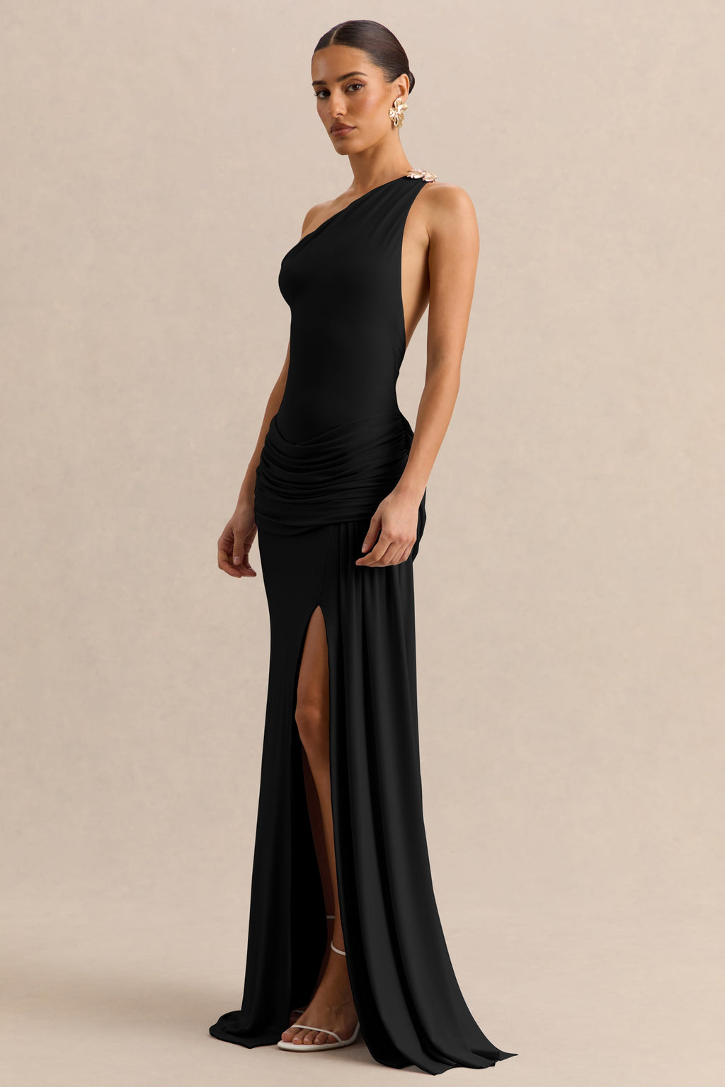 Belrose | Robe longue noire à encolure asymétrique avec détail doré et haute fente à l’avant