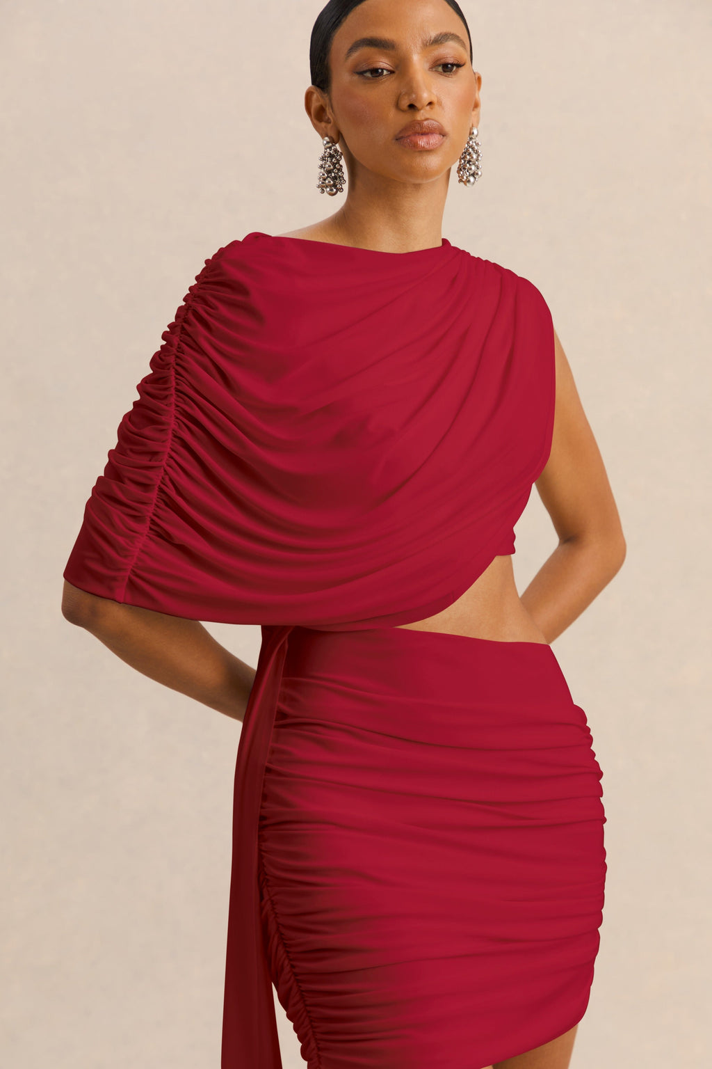 Danellia | Mini-robe rouge à encolure asymétrique avec détail découpé et écharpe fluide