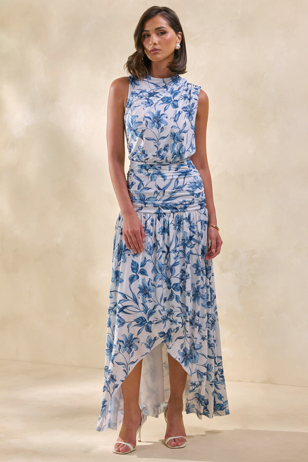 Myssara | Robe longue bleue à imprimé porcelaine col montant et détails froncés