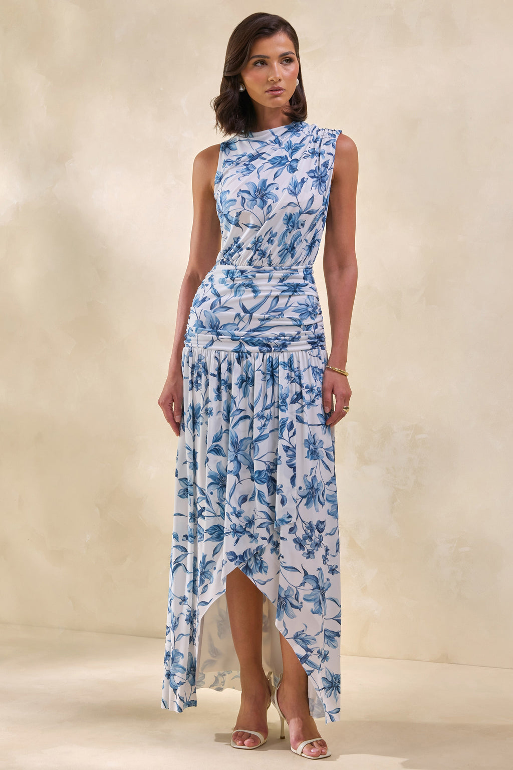 Myssara | Robe longue bleue à imprimé porcelaine col montant et détails froncés