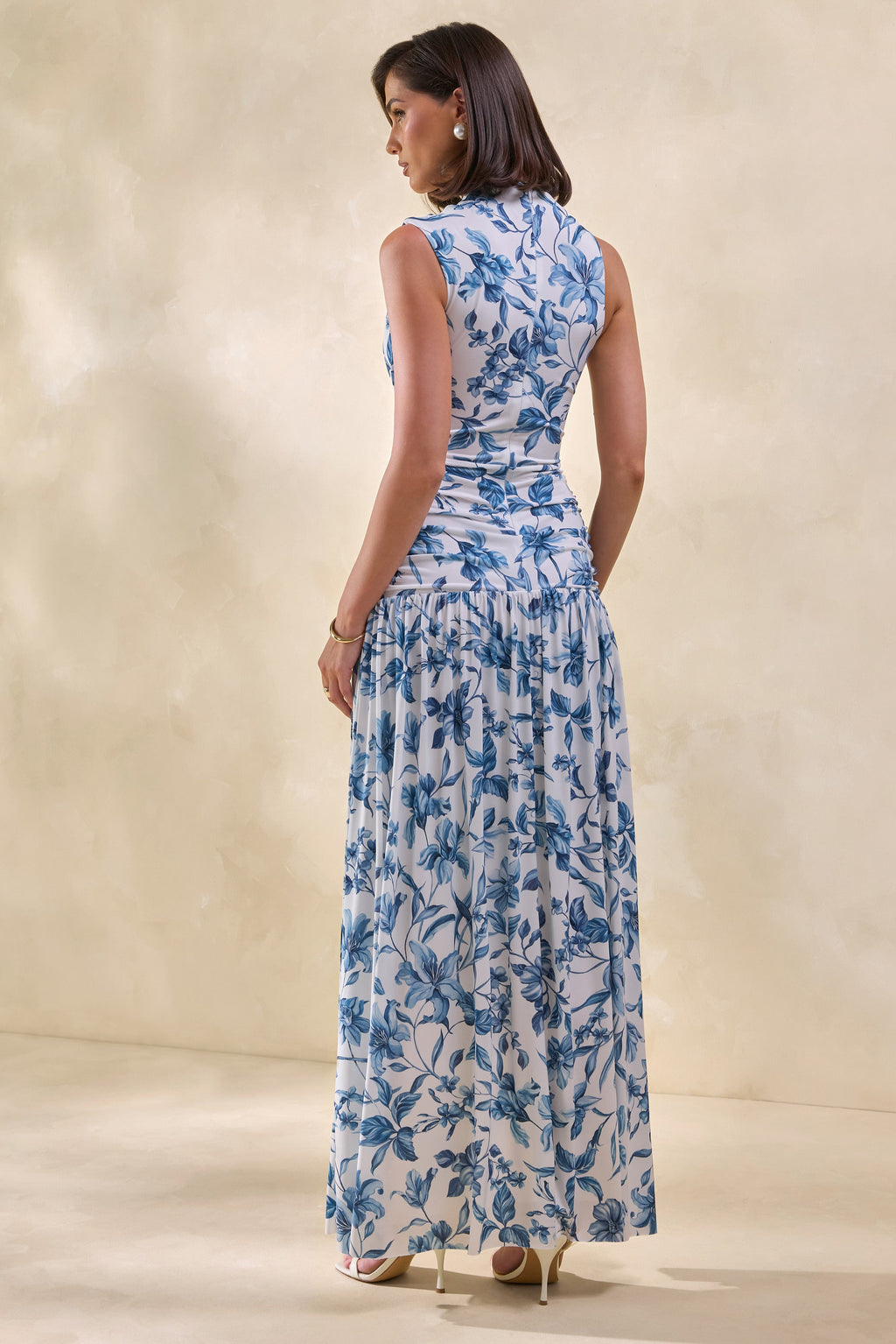 Myssara | Robe longue bleue à imprimé porcelaine col montant et détails froncés