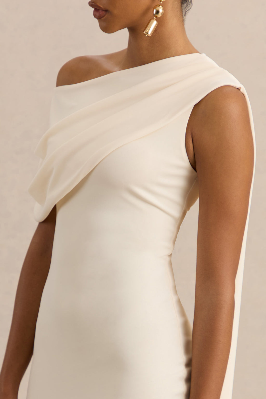 Madelisse | Robe Mi-Longue Crème à Encolure Asymétrique et Détail Écharpe