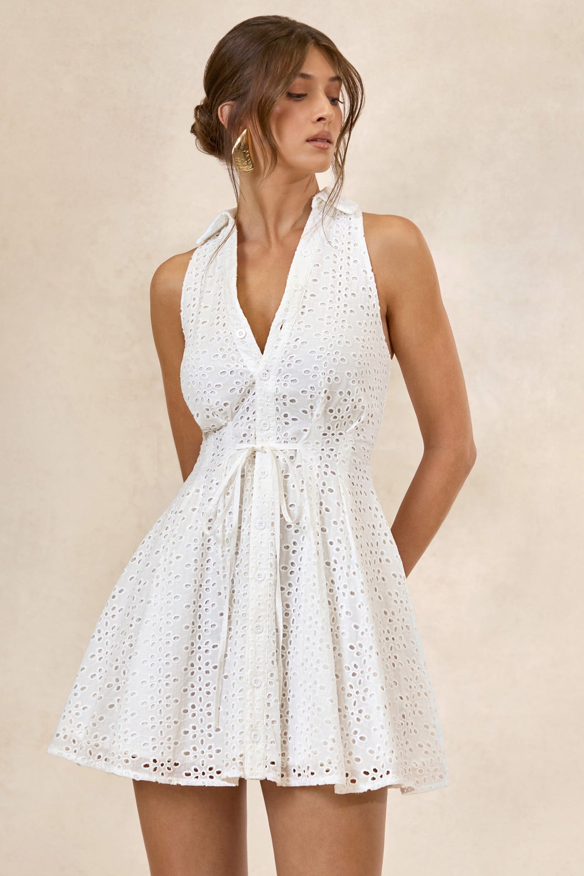Zyraline | Mini-Robe Blanche En Broderie Anglaise À Décolleté Plongeant Avec Détail Nœud