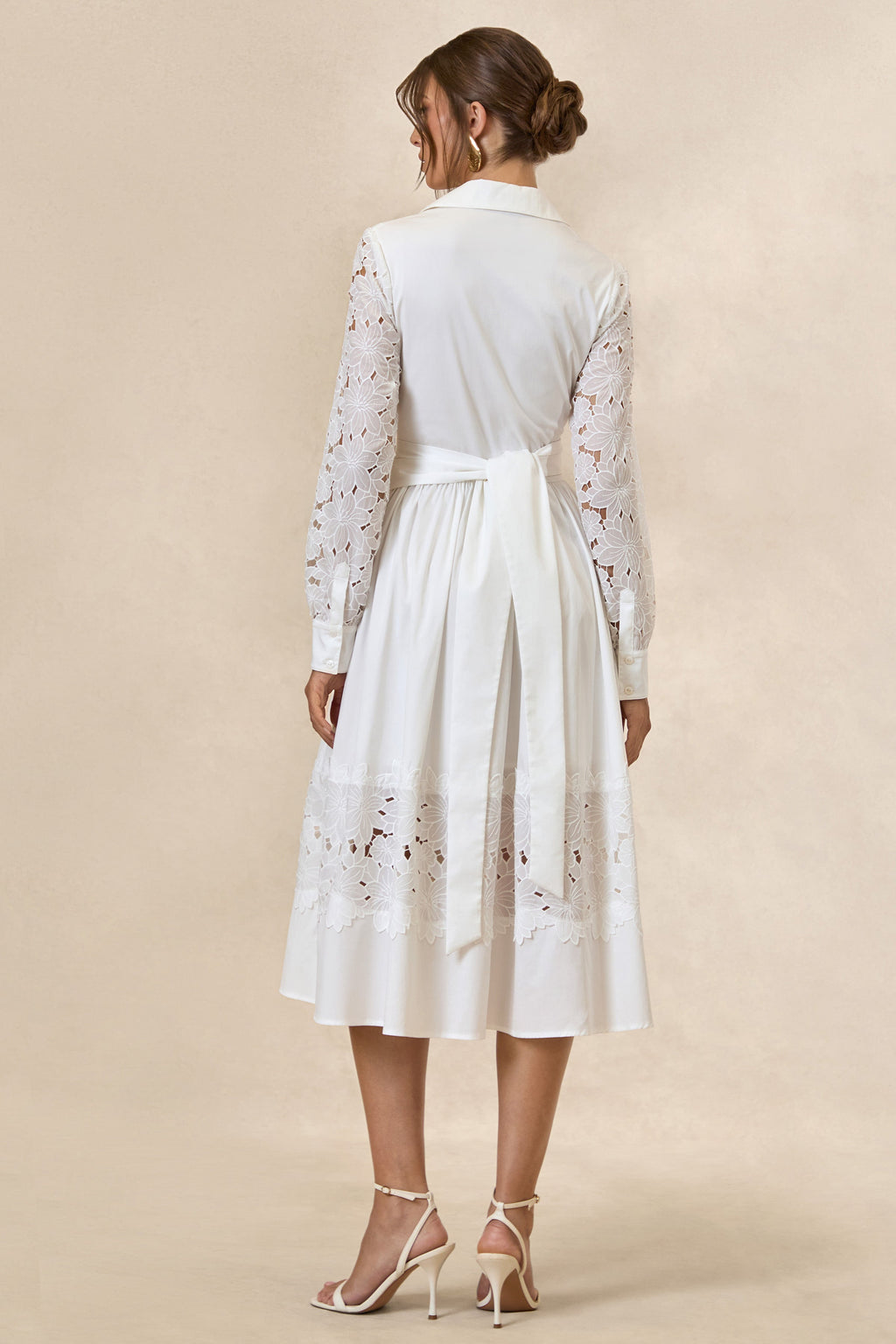 Zalynne | Robe mi-longue blanche à col chemise en broderie anglaise