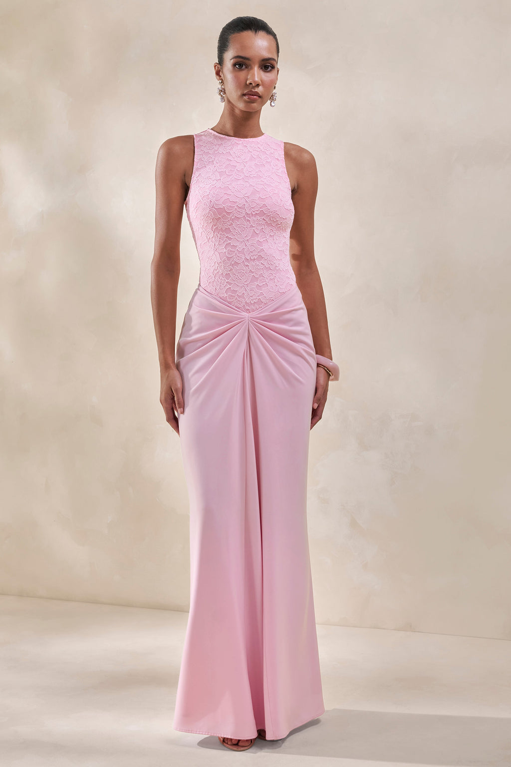Setaria | Jupe longue rose en satin premium à détails froncés et écharpe