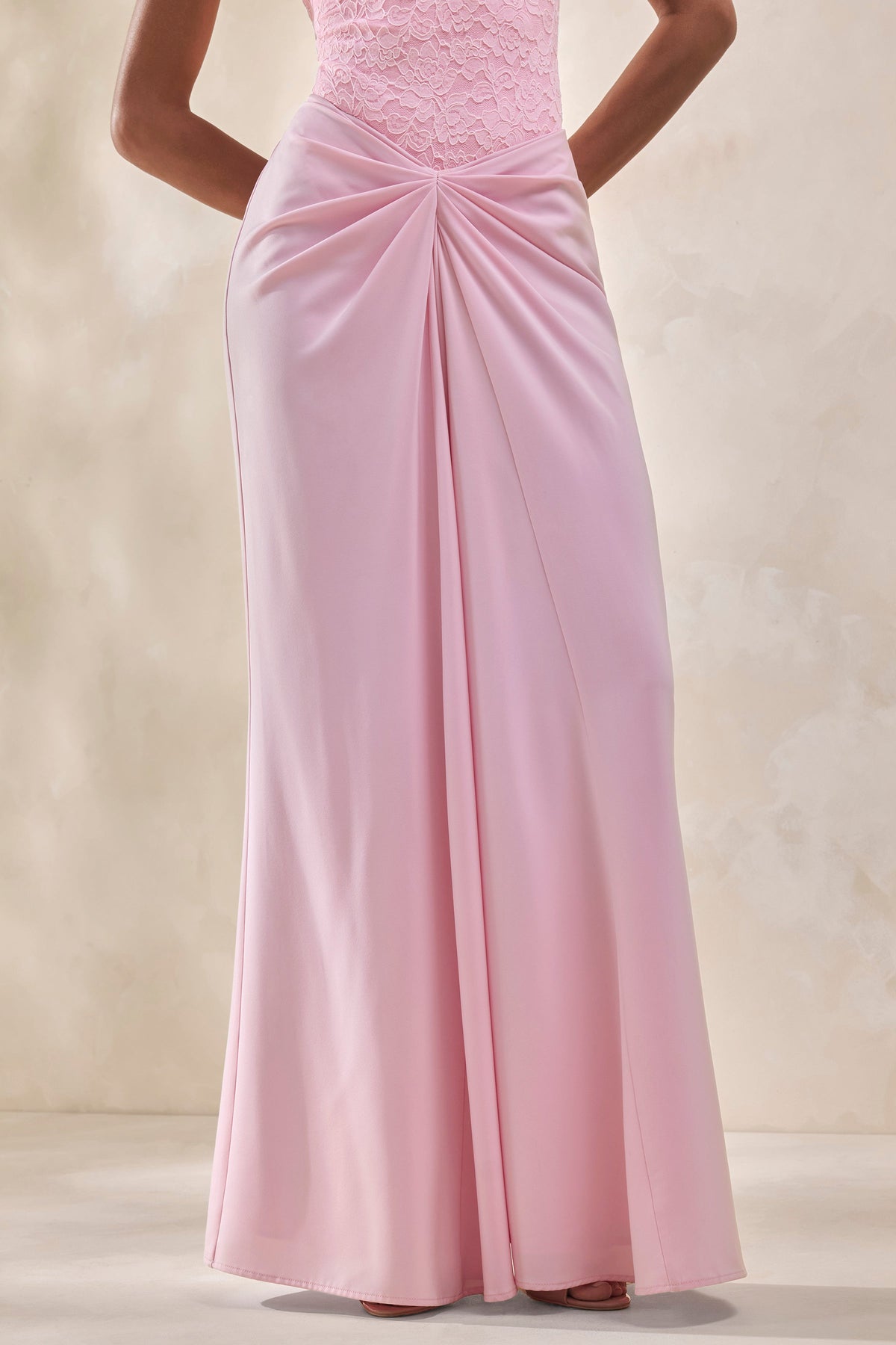Setaria | Jupe longue rose en satin premium à détails froncés et écharpe