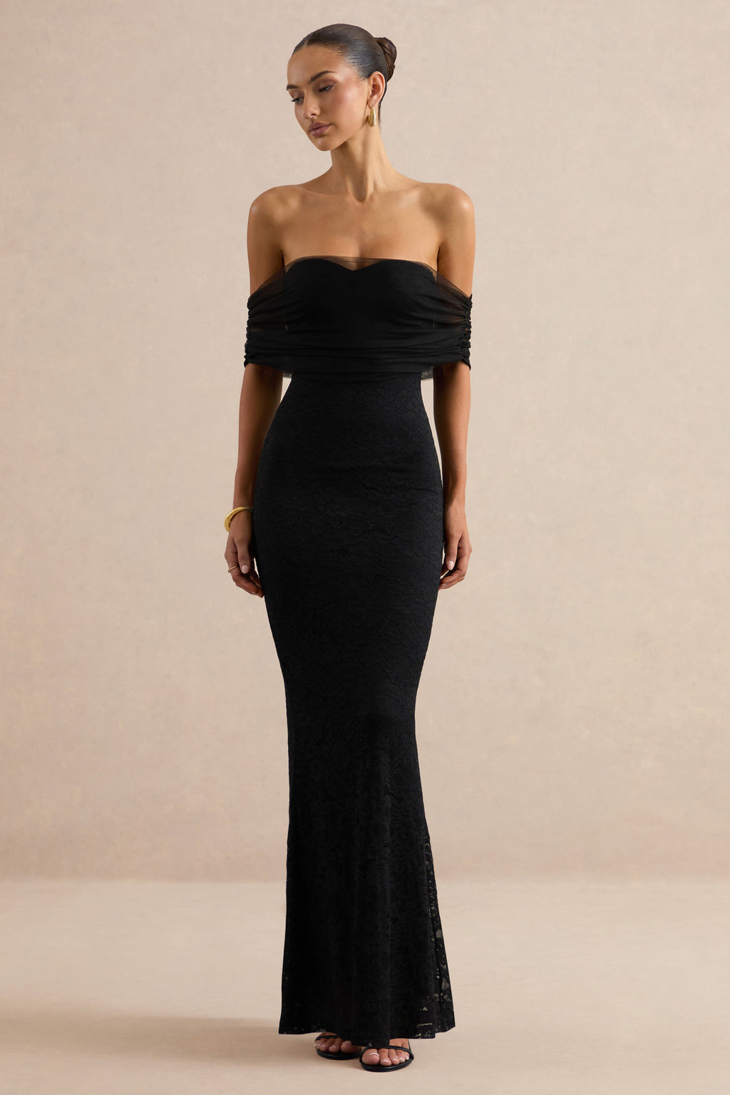 Novessa | Robe longue noire en dentelle à encolure Bardot