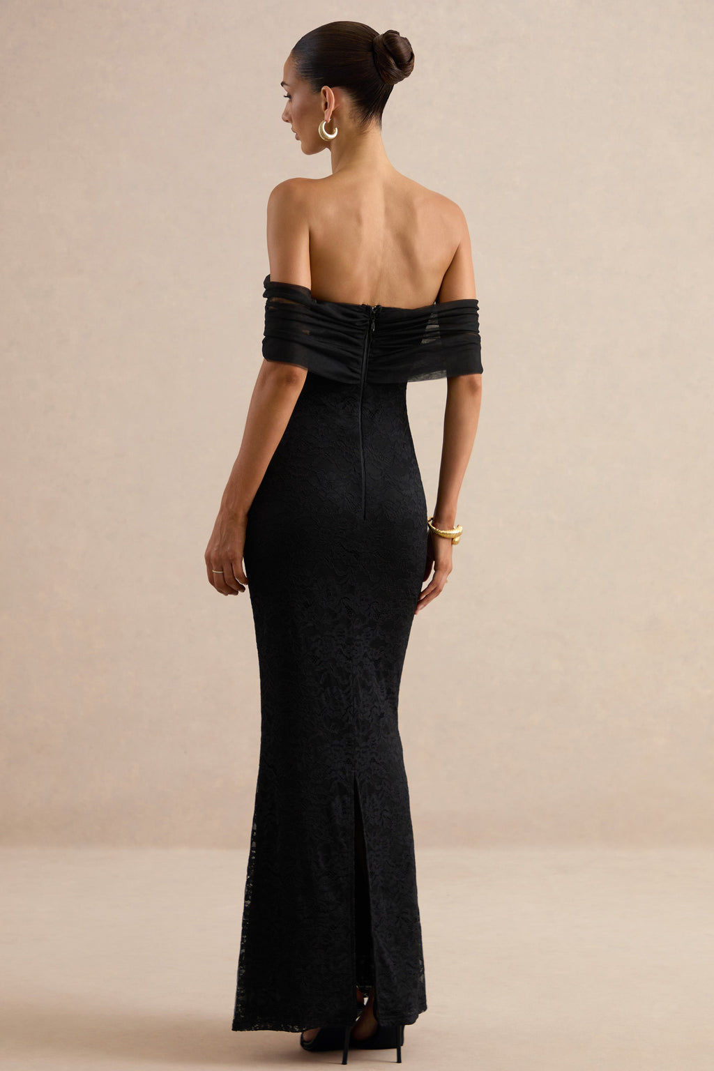 Novessa | Robe longue noire en dentelle à encolure Bardot