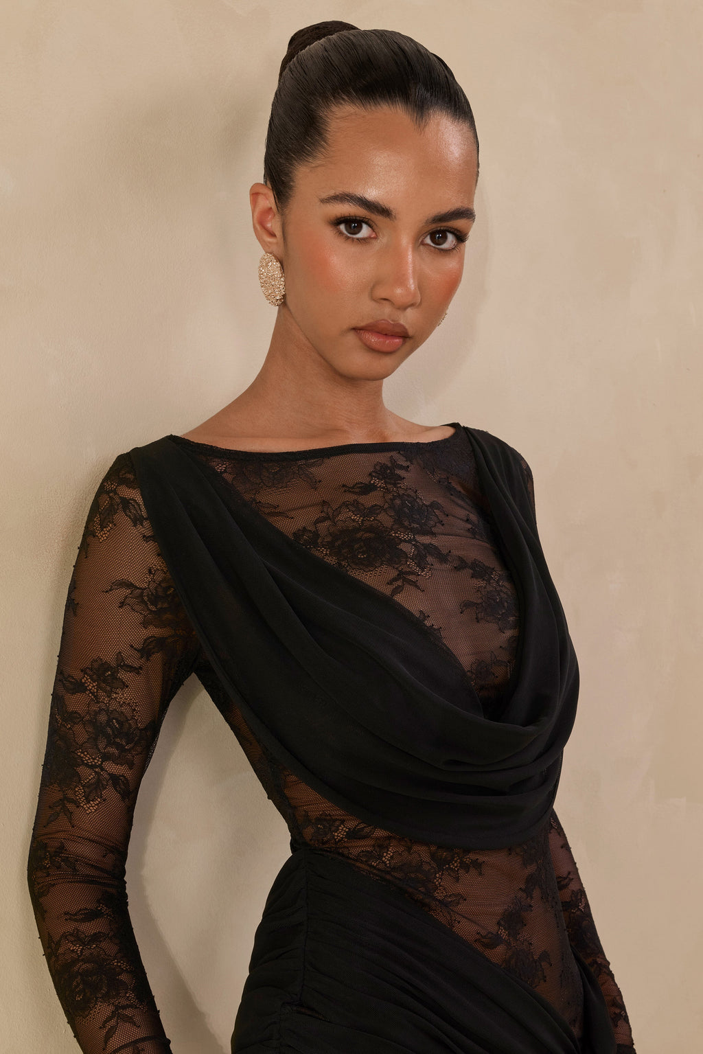 Olaria | Mini-robe noire en dentelle à encolure Bardot avec détails froncés