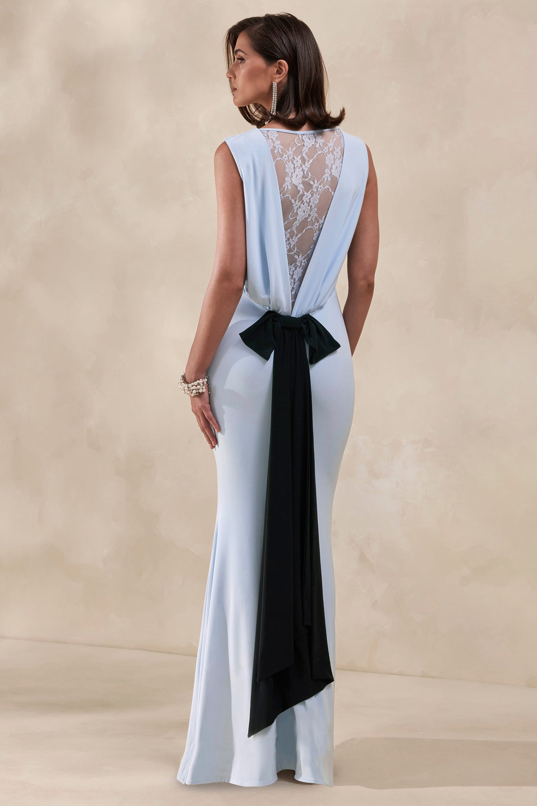 Elladine | Robe longue bleu poudré à col rond avec dos en dentelle et nœud oversize