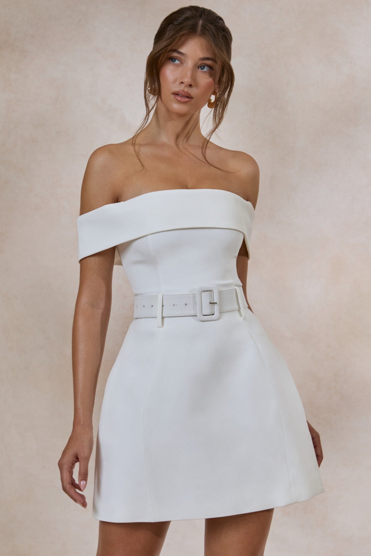Cilly | Mini-robe blanche à encolure Bardot avec détail ceinture
