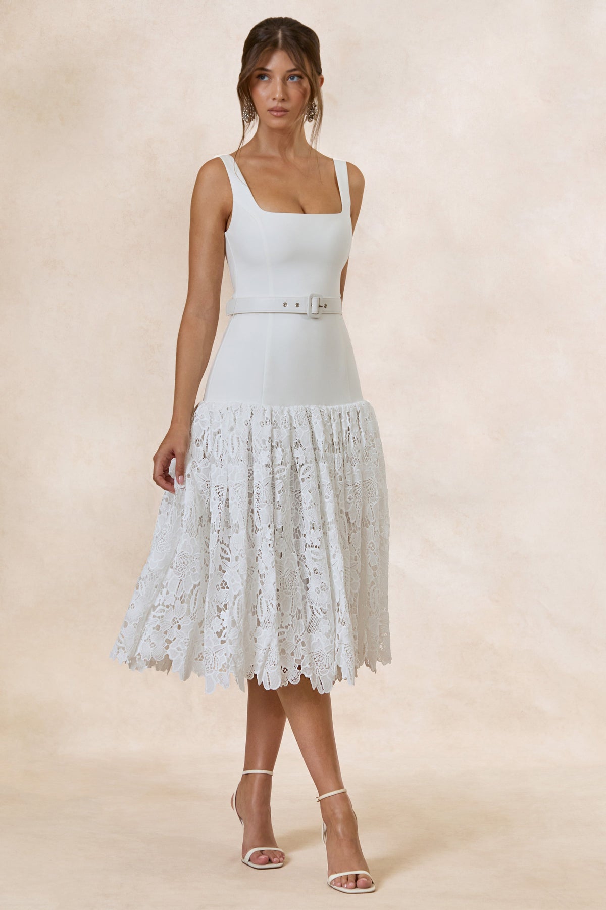 Norrie | Robe Mi-Longue Blanche En Dentelle À Encolure Carrée Avec Jupe En Dentelle Volumineuse