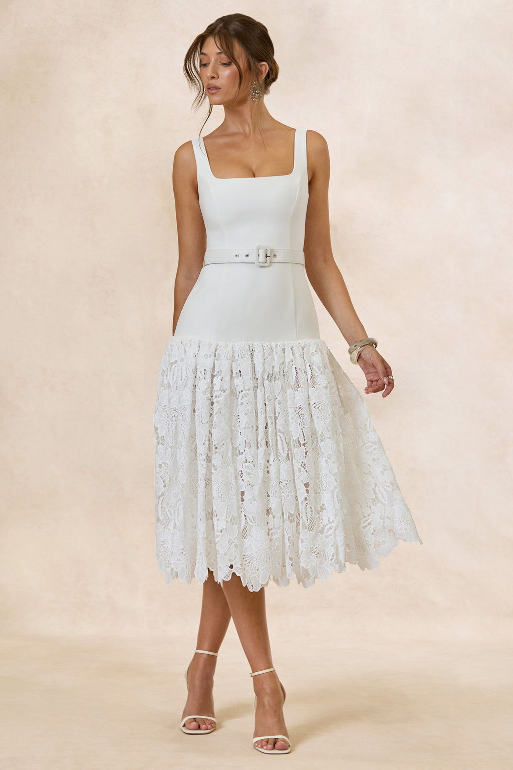 Norrie | Robe Mi-Longue Blanche En Dentelle À Encolure Carrée Avec Jupe En Dentelle Volumineuse