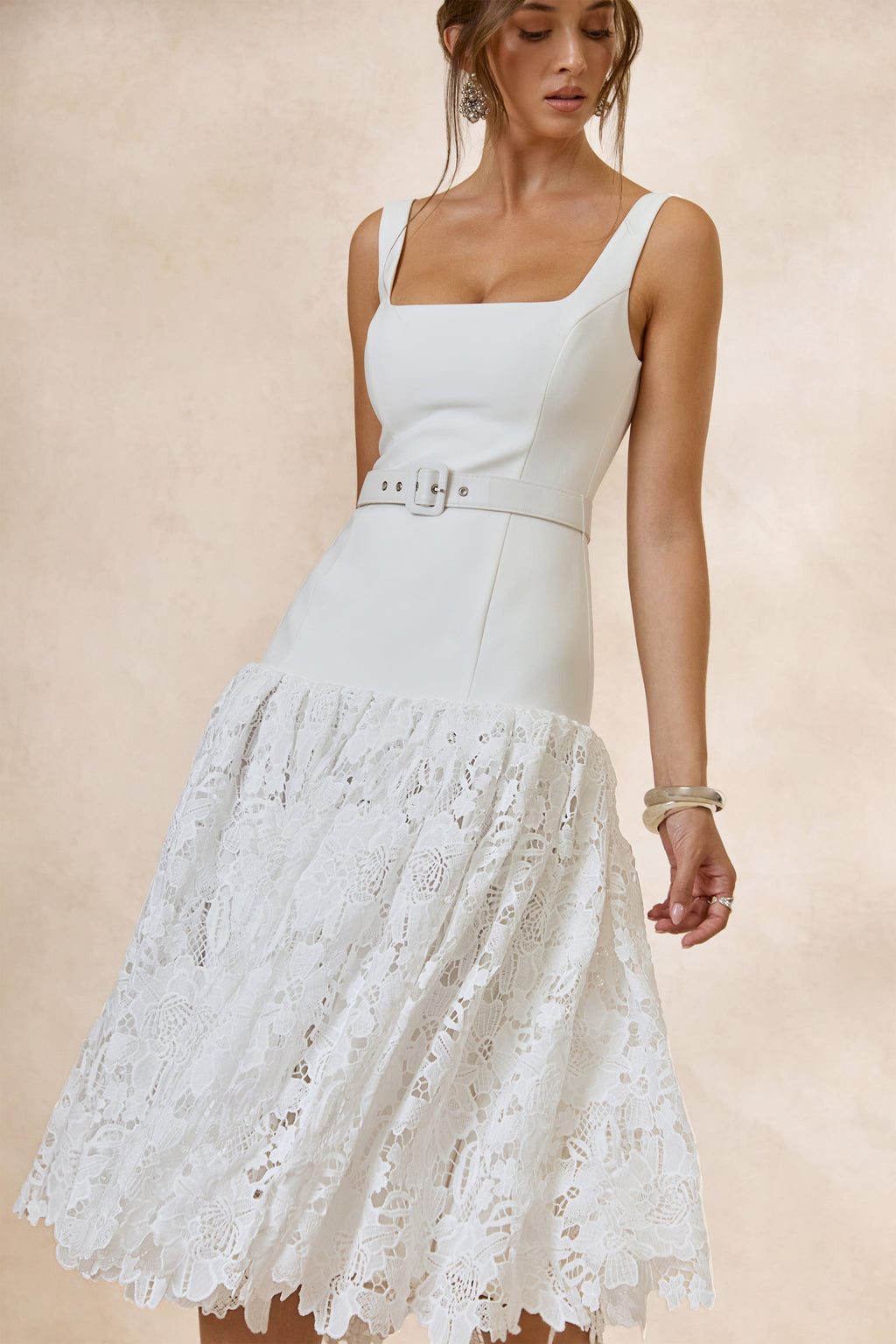 Norrie | Robe Mi-Longue Blanche En Dentelle À Encolure Carrée Avec Jupe En Dentelle Volumineuse