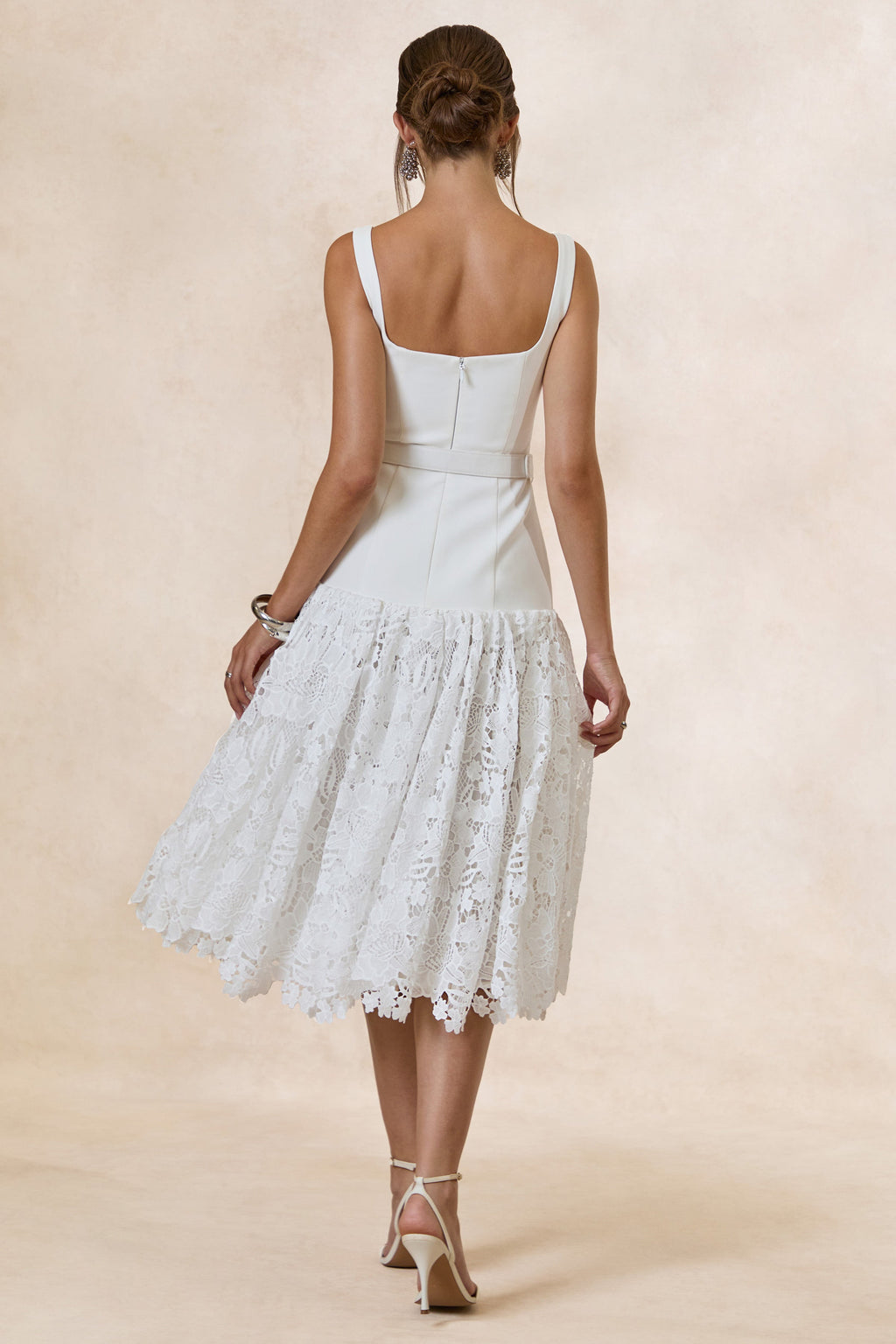 Norrie | Robe Mi-Longue Blanche En Dentelle À Encolure Carrée Avec Jupe En Dentelle Volumineuse